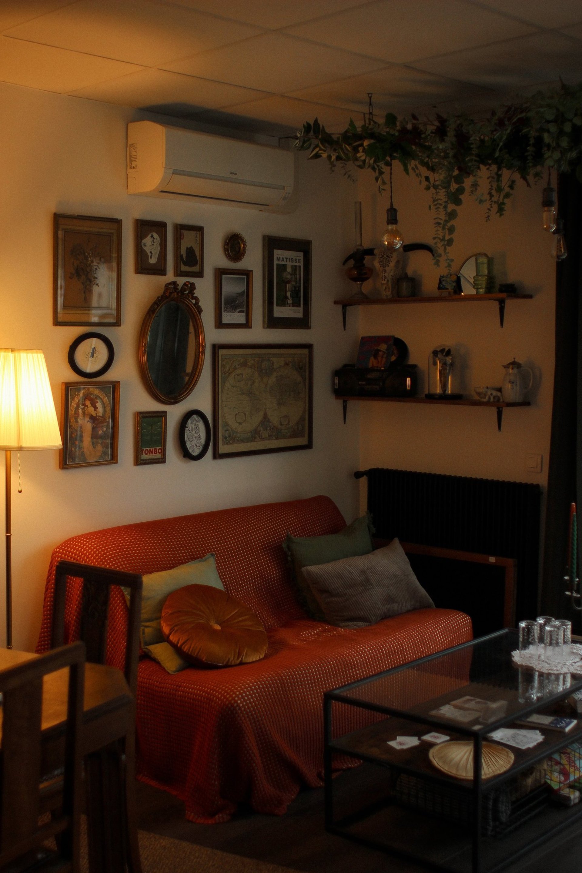 Photo de la salle d'accueil du salon de tatouage Les Vilaines, le tout dans une ambiance vintage 