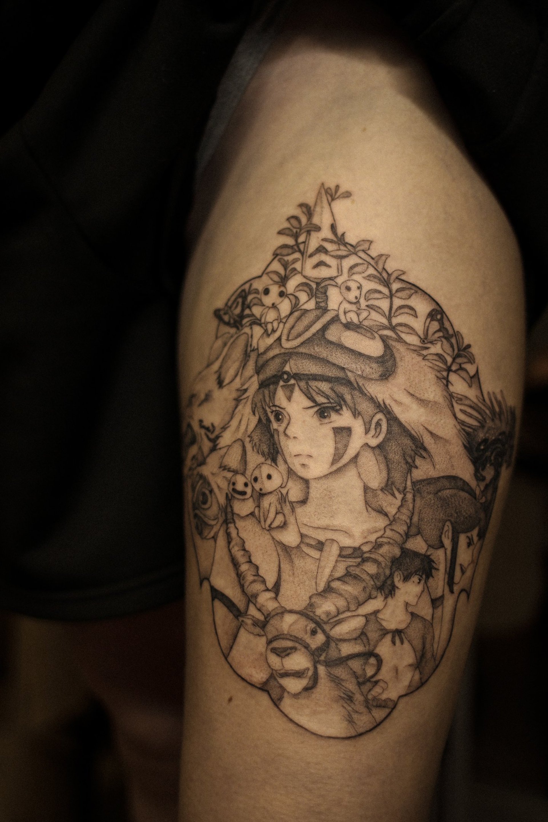 gros plan sur une tatouage de Princesse mononoke, composé Ashitaka et San 