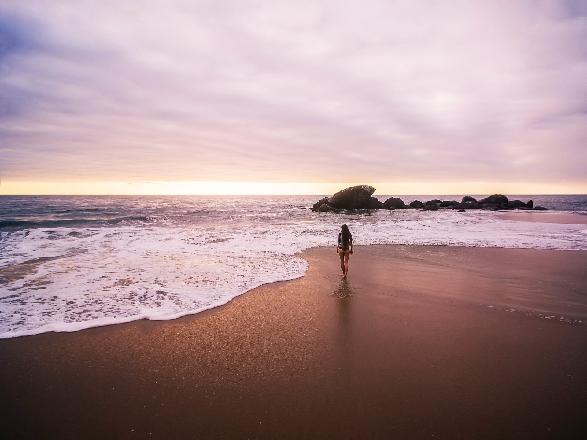 black and white bed linen