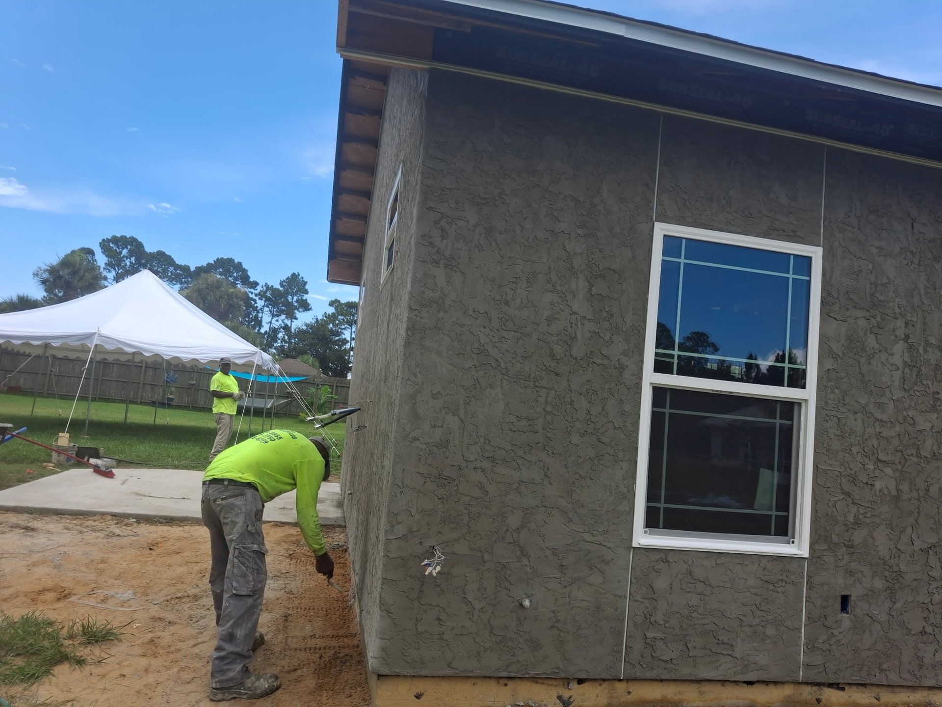 gray computer monitor