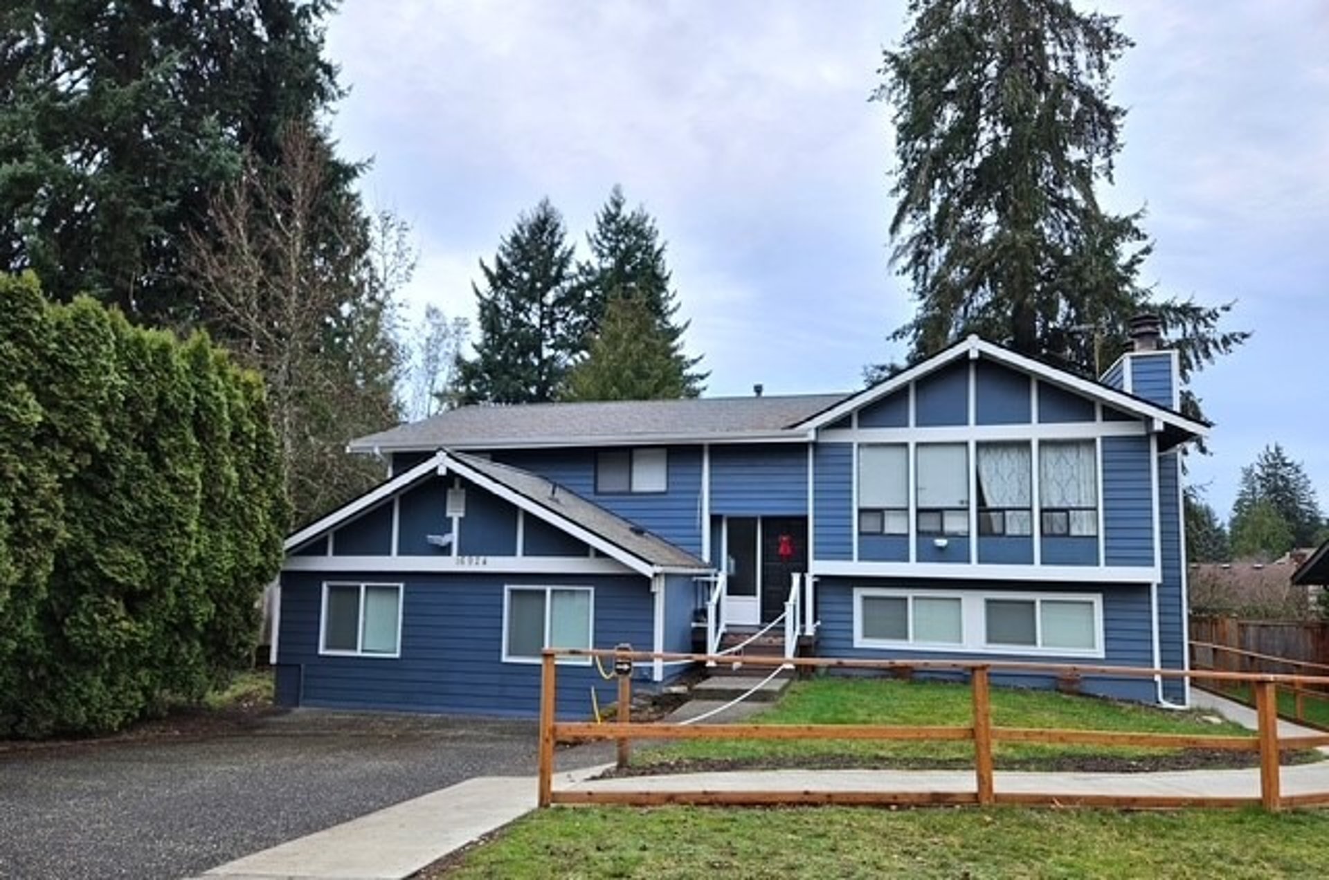 gray computer monitor