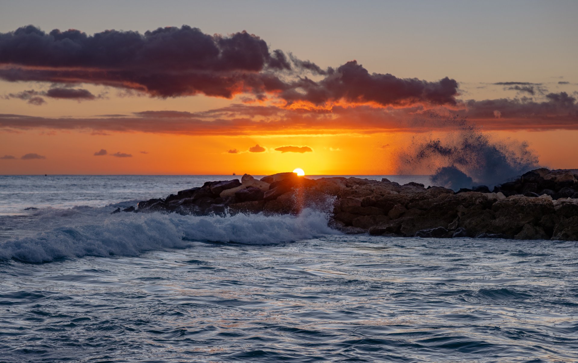 gray computer monitor