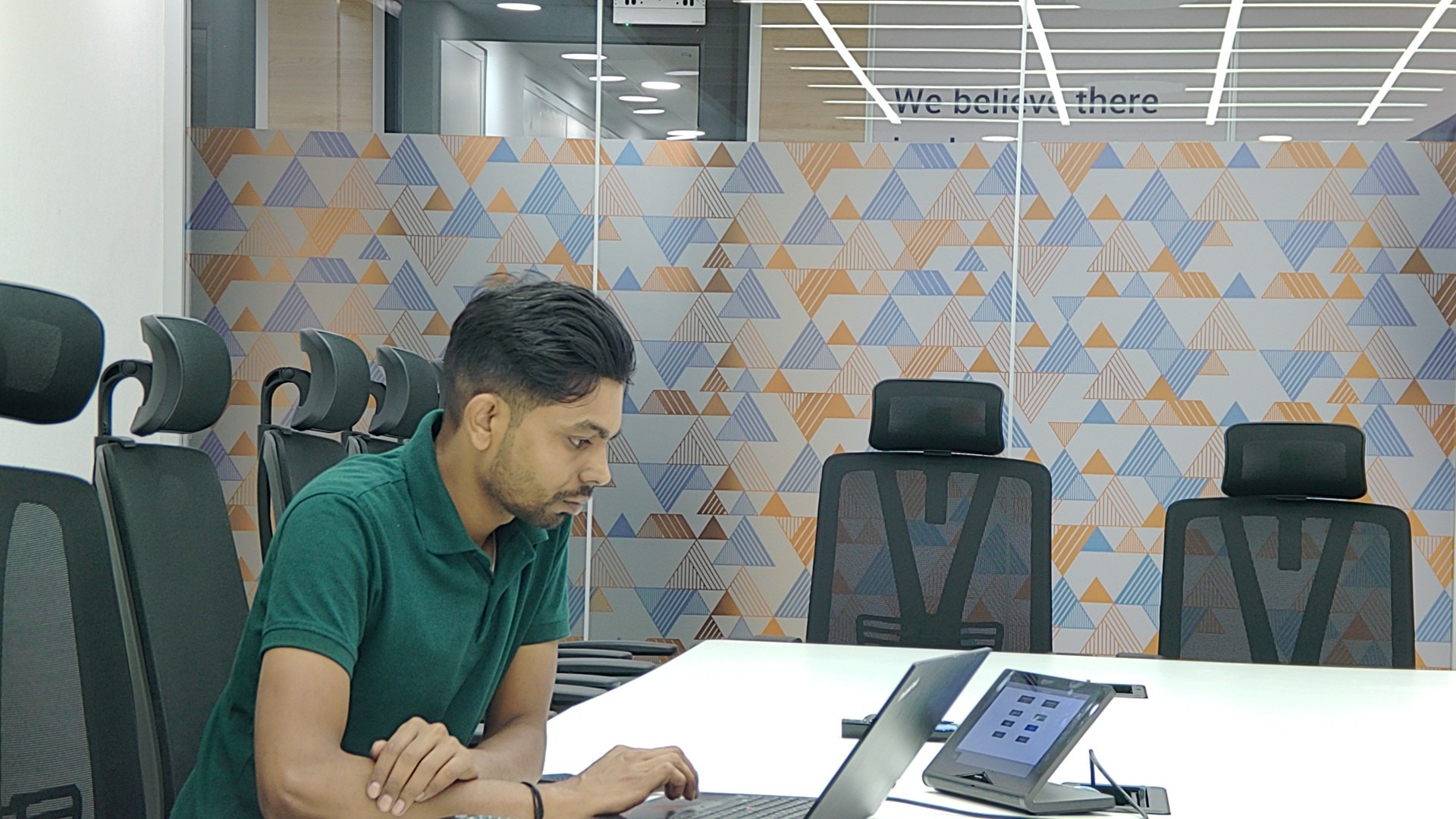 gray computer monitor