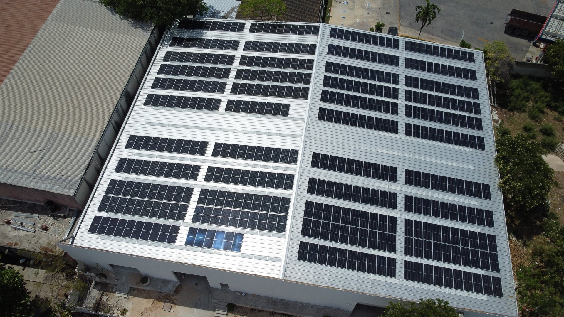 Instalación de paneles solares, ahorro de energía elécrica