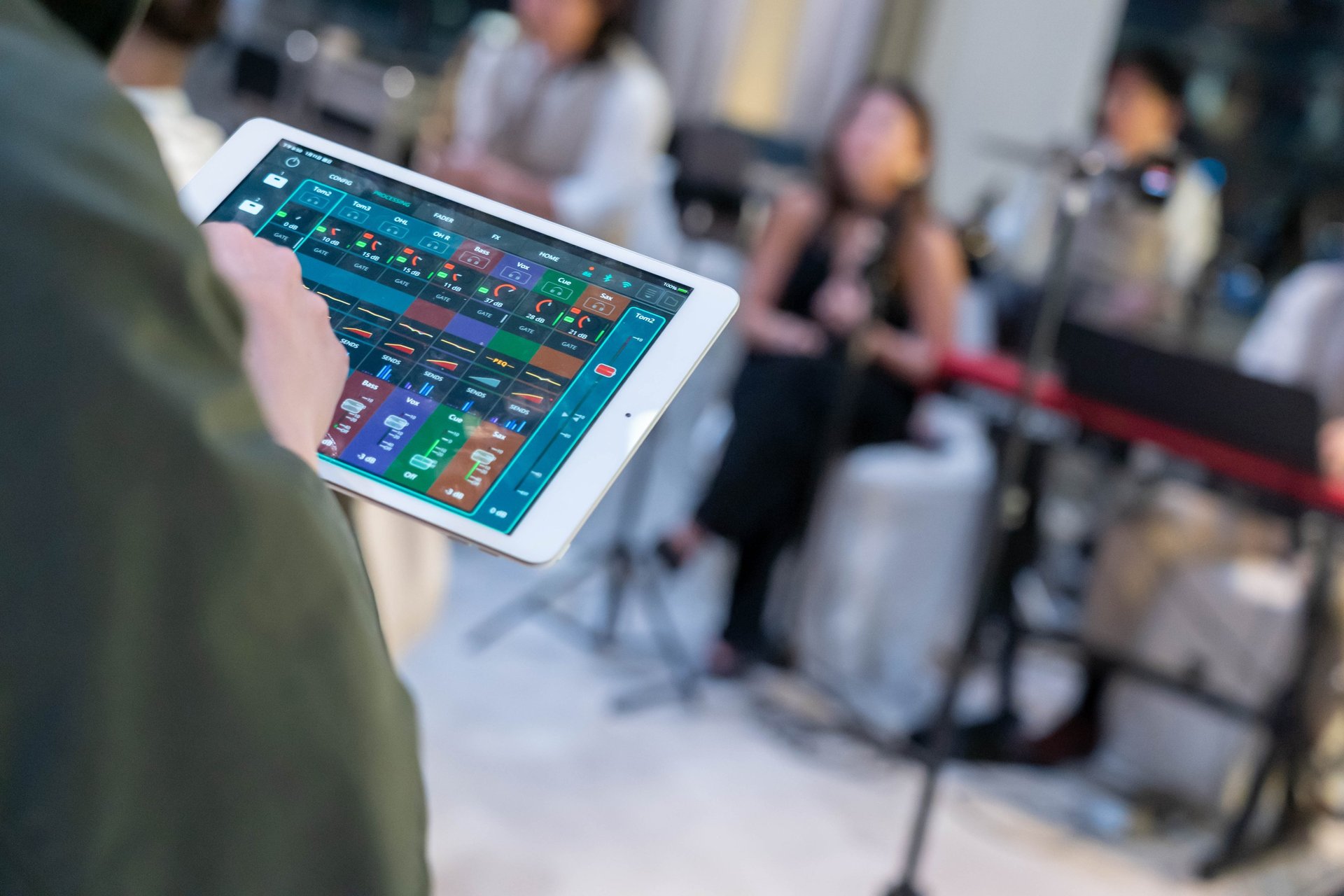 gray computer monitor