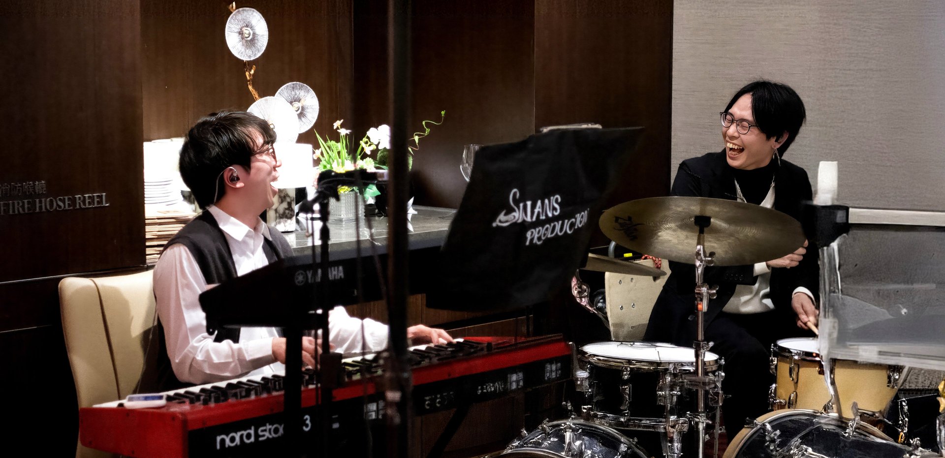 black and white bed linen