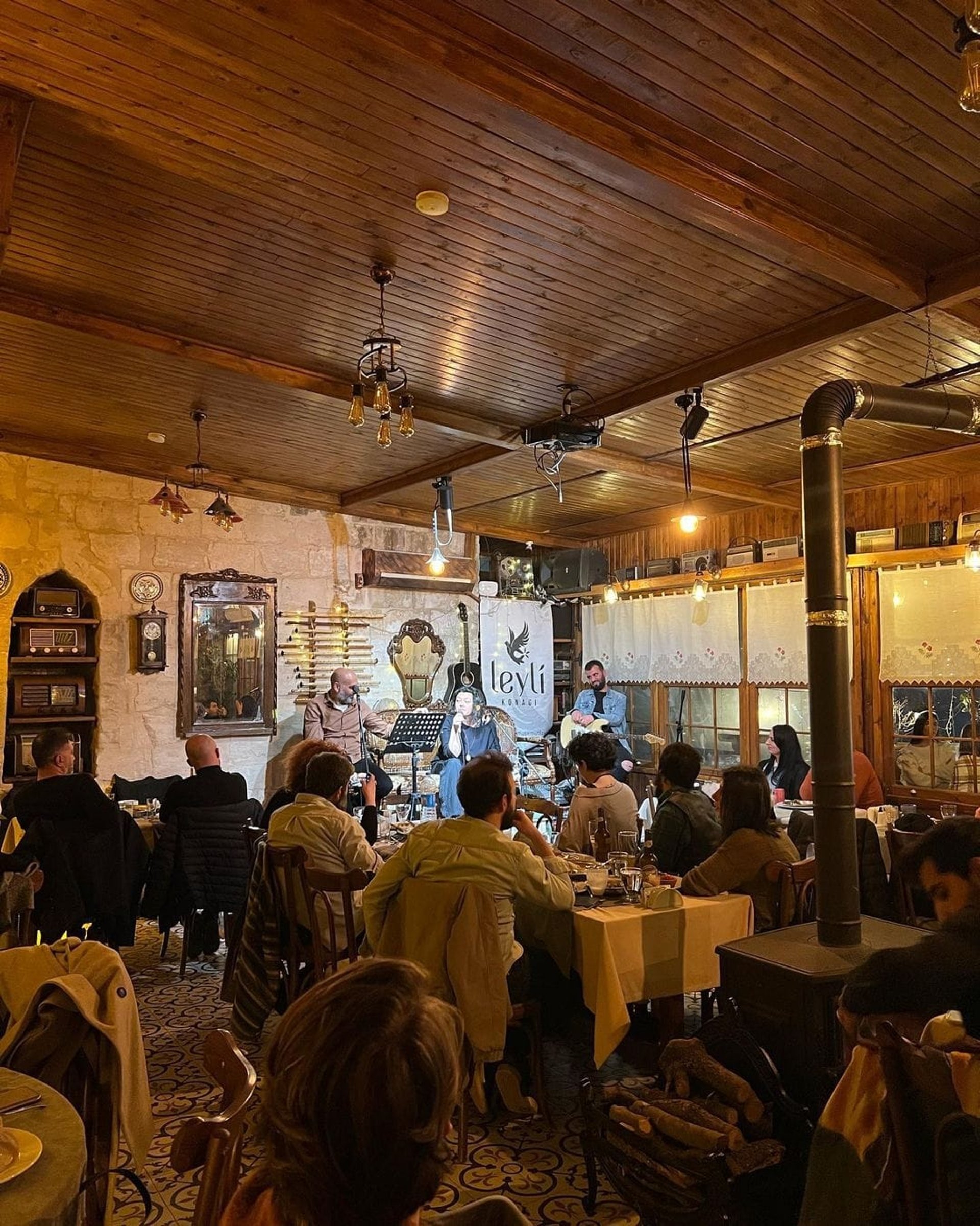 gray computer monitor