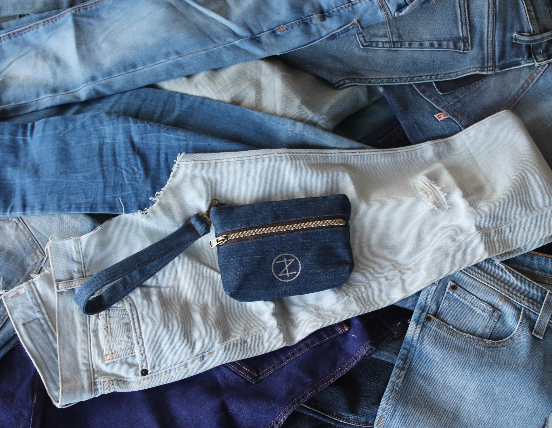 gray computer monitor