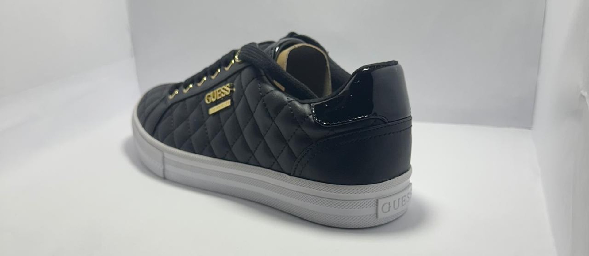 black and white bed linen