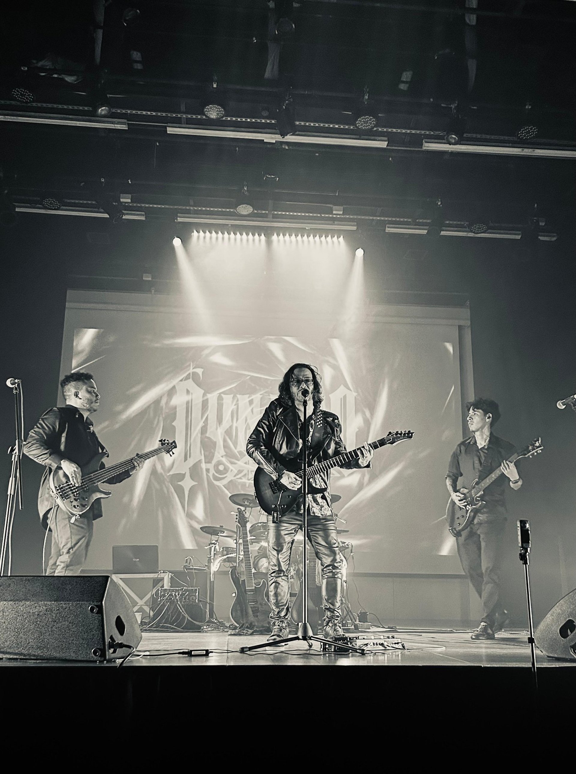 black and white bed linen