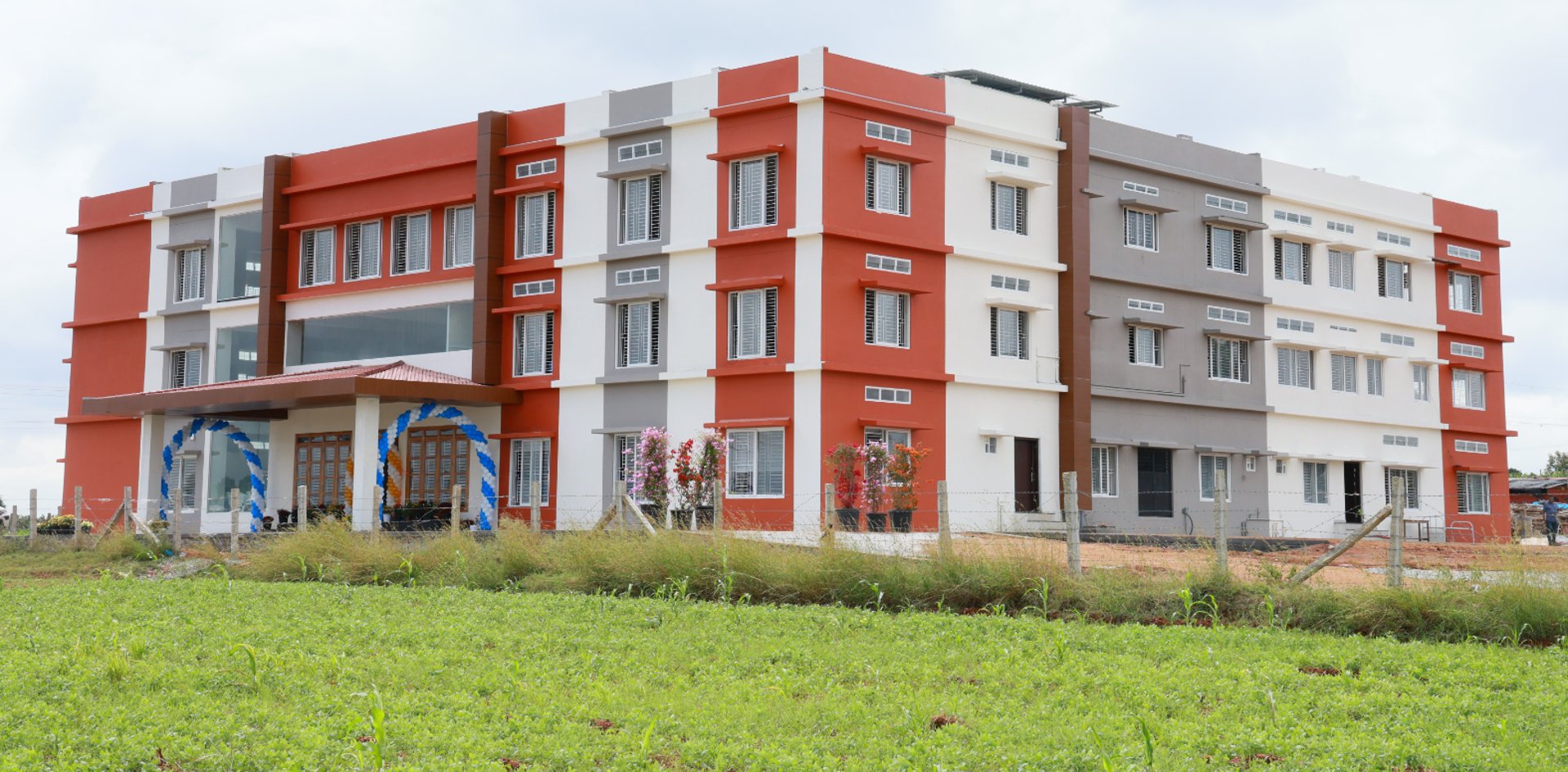 gray computer monitor