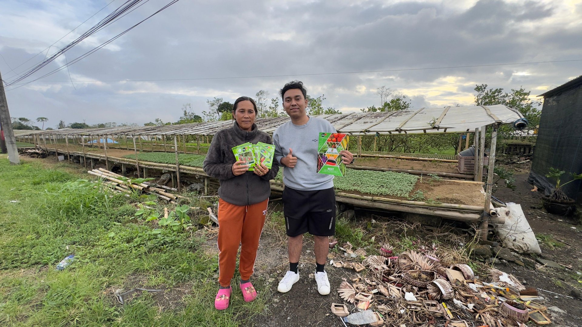 gray computer monitor