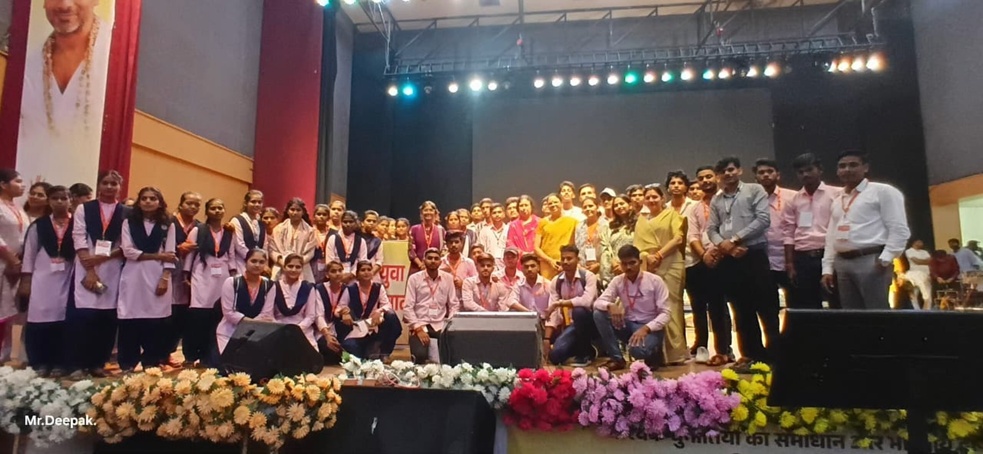 gray computer monitor