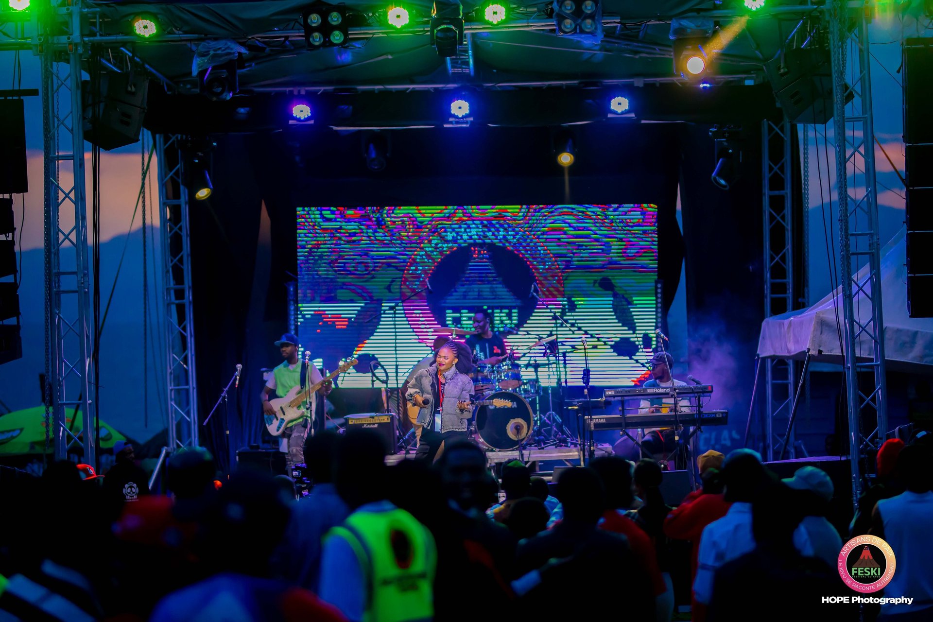 gray computer monitor