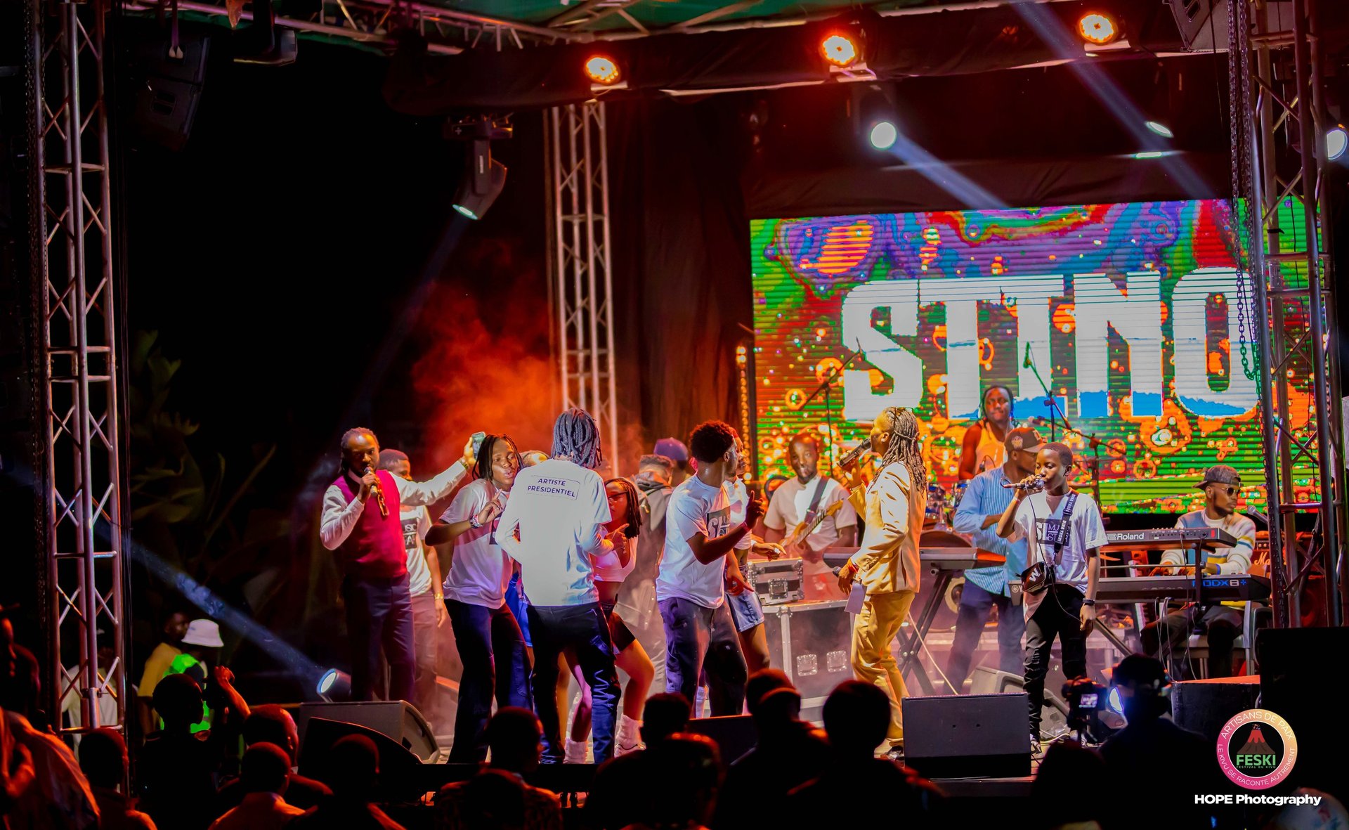 black and white bed linen