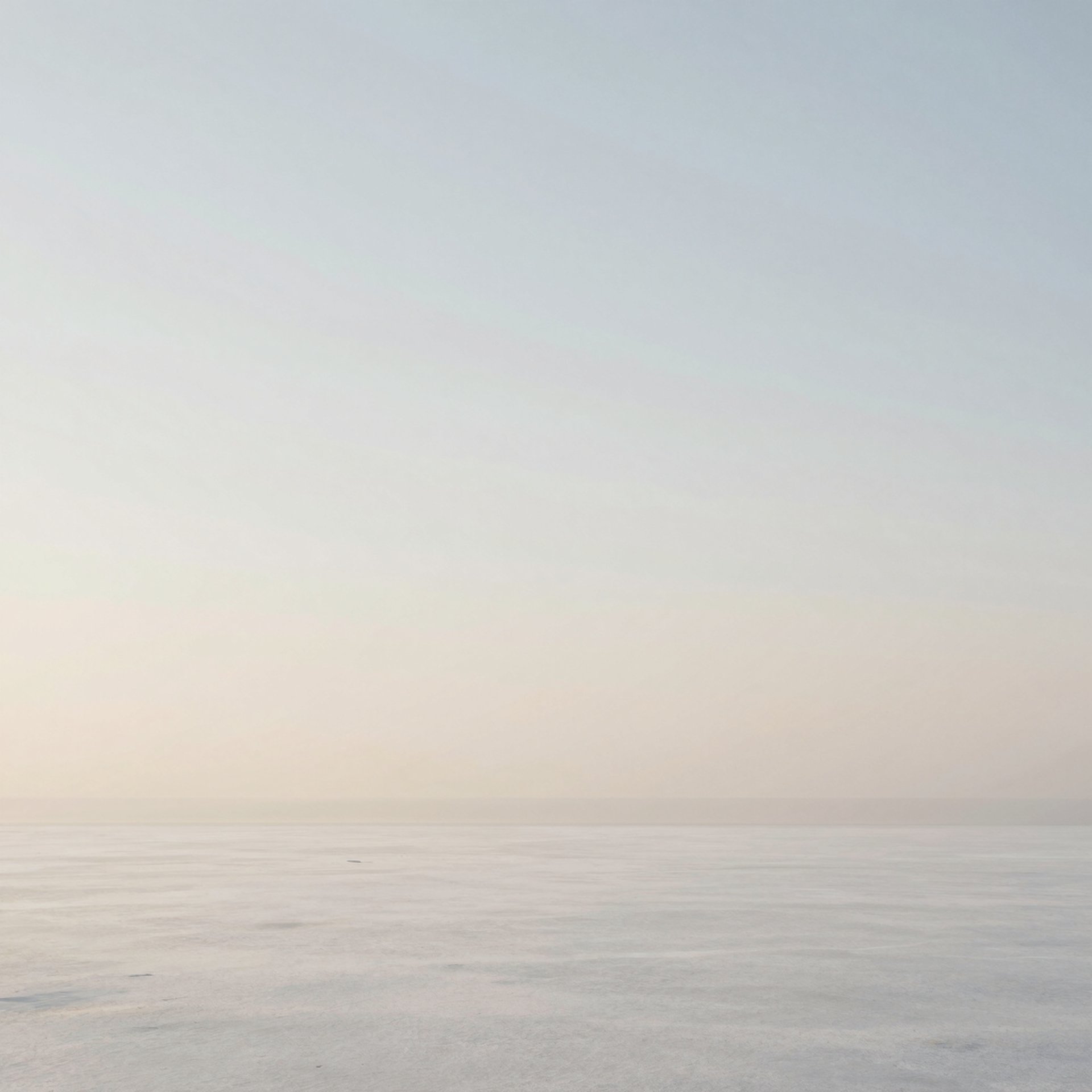 Mar en calma al amanecer