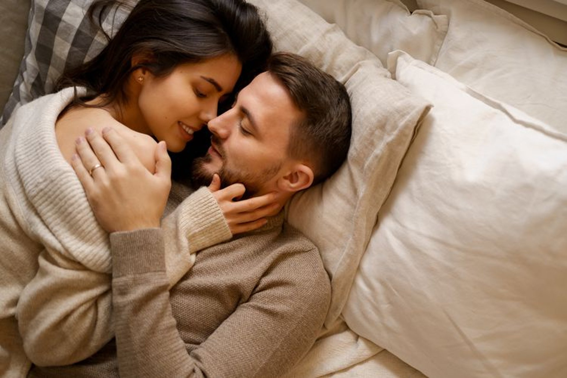 black and white bed linen