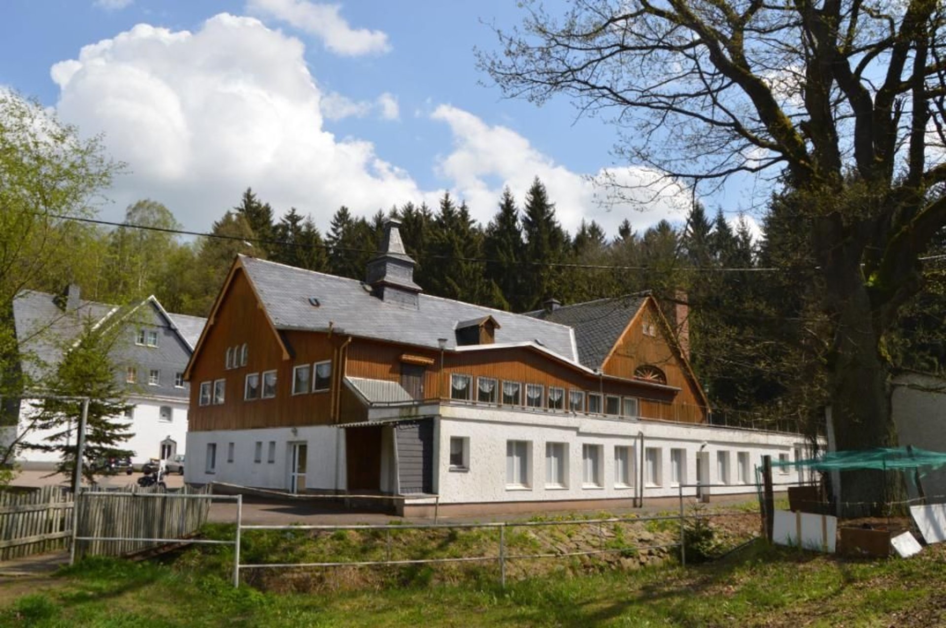 black and white bed linen