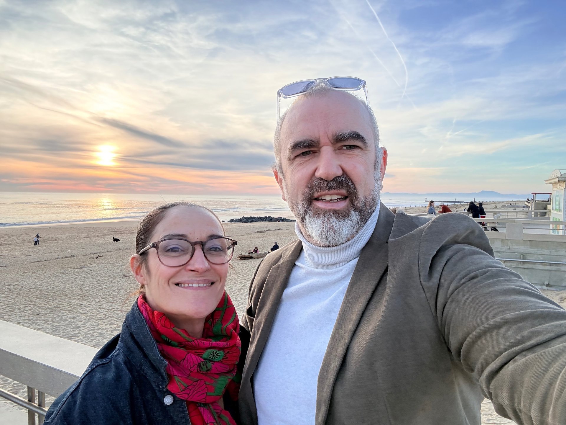 gray computer monitor