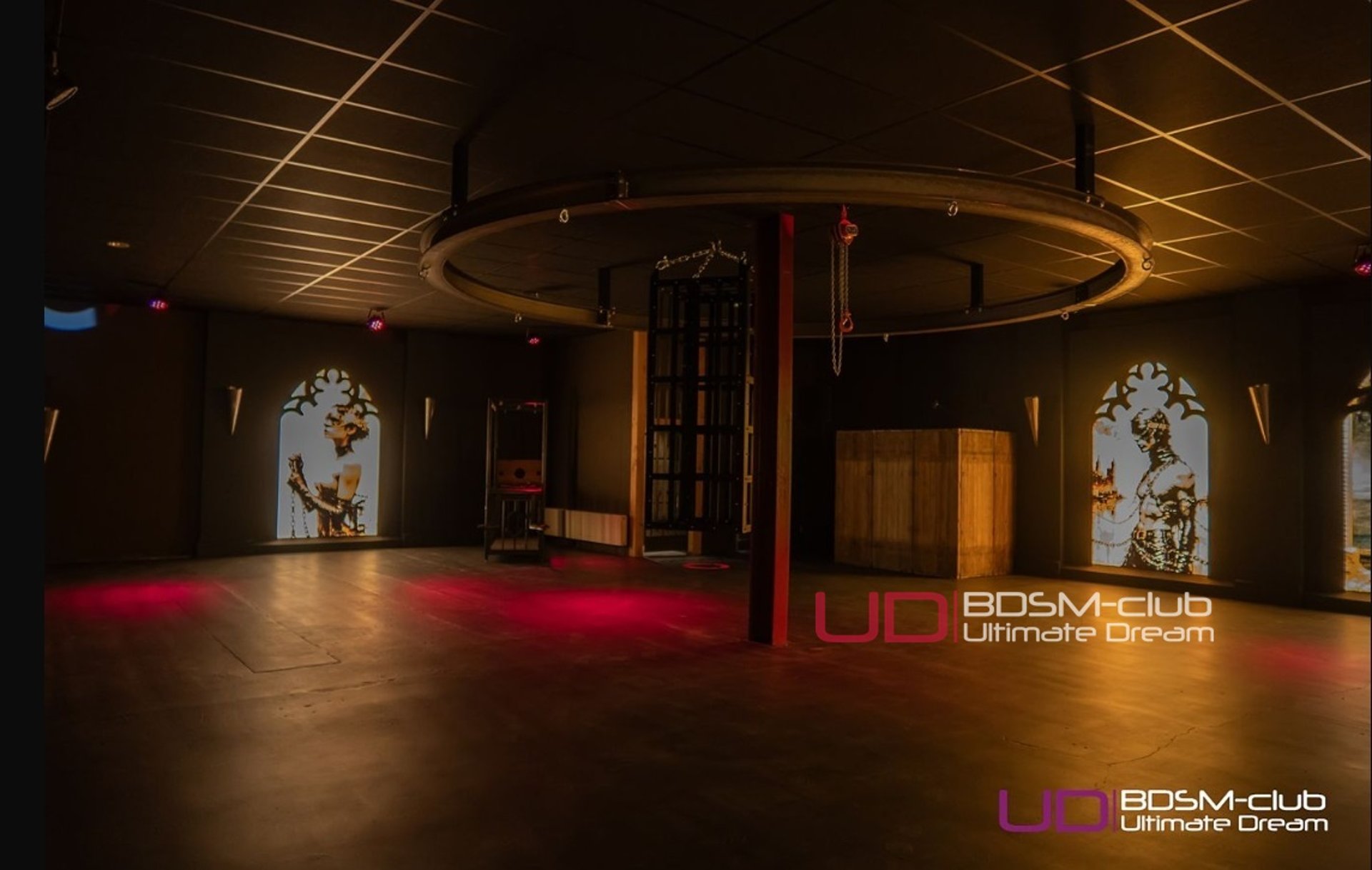 gray computer monitor