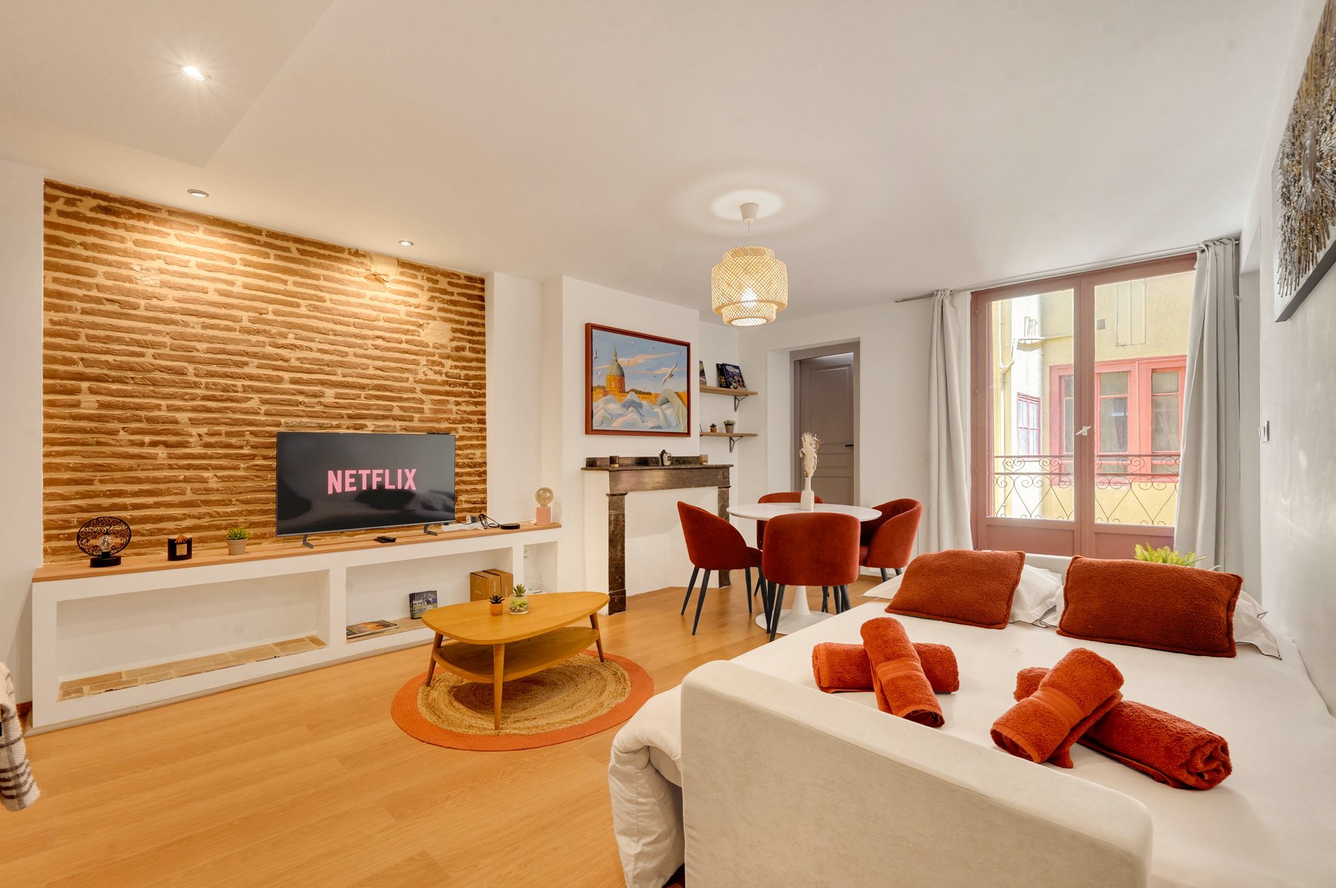 gray computer monitor