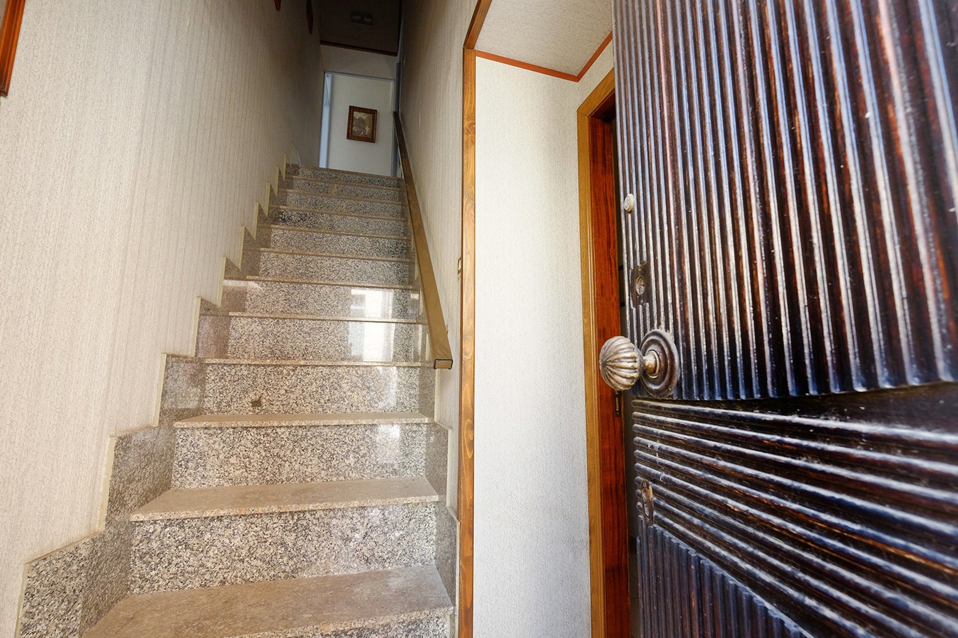 gray computer monitor