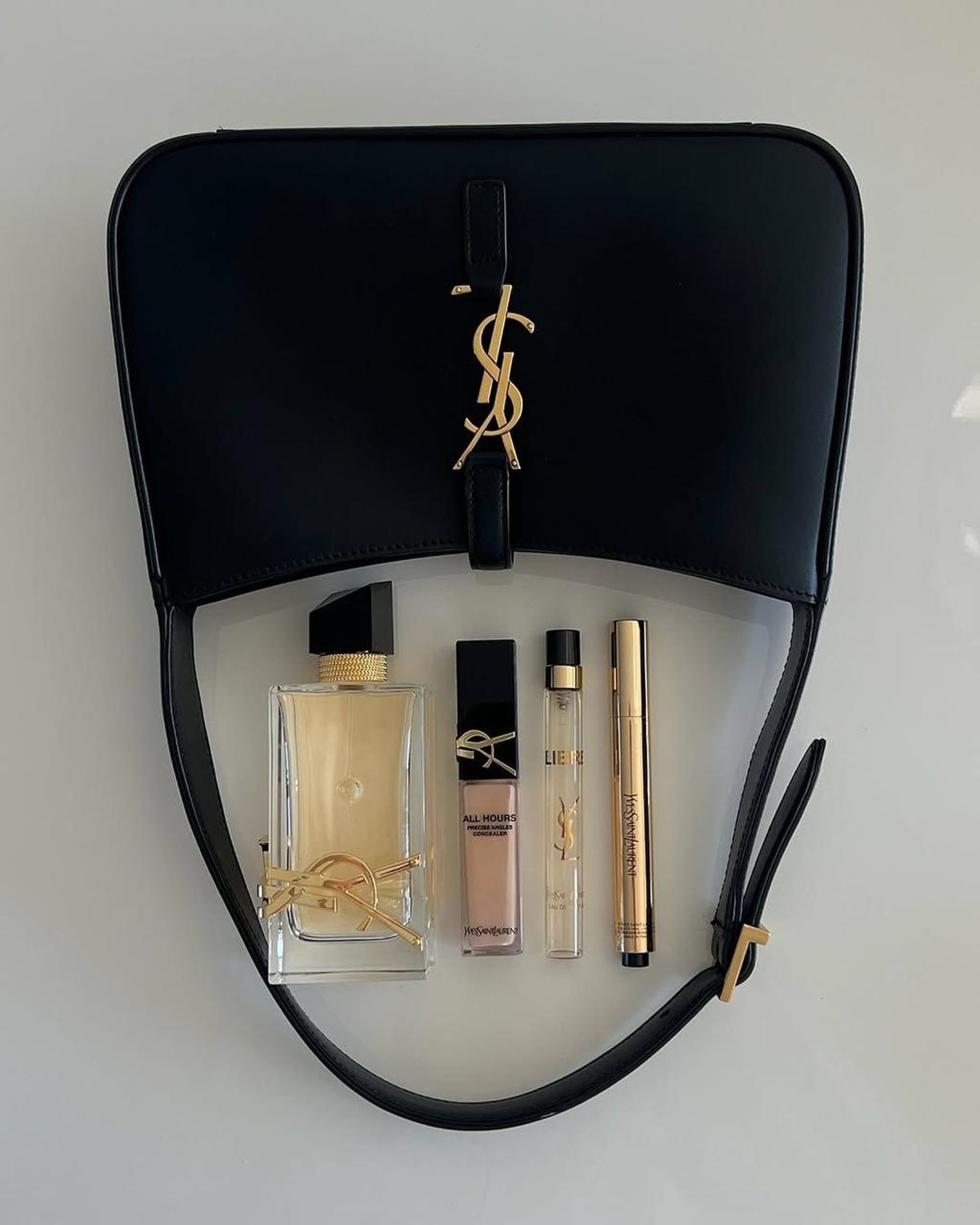 black and white bed linen