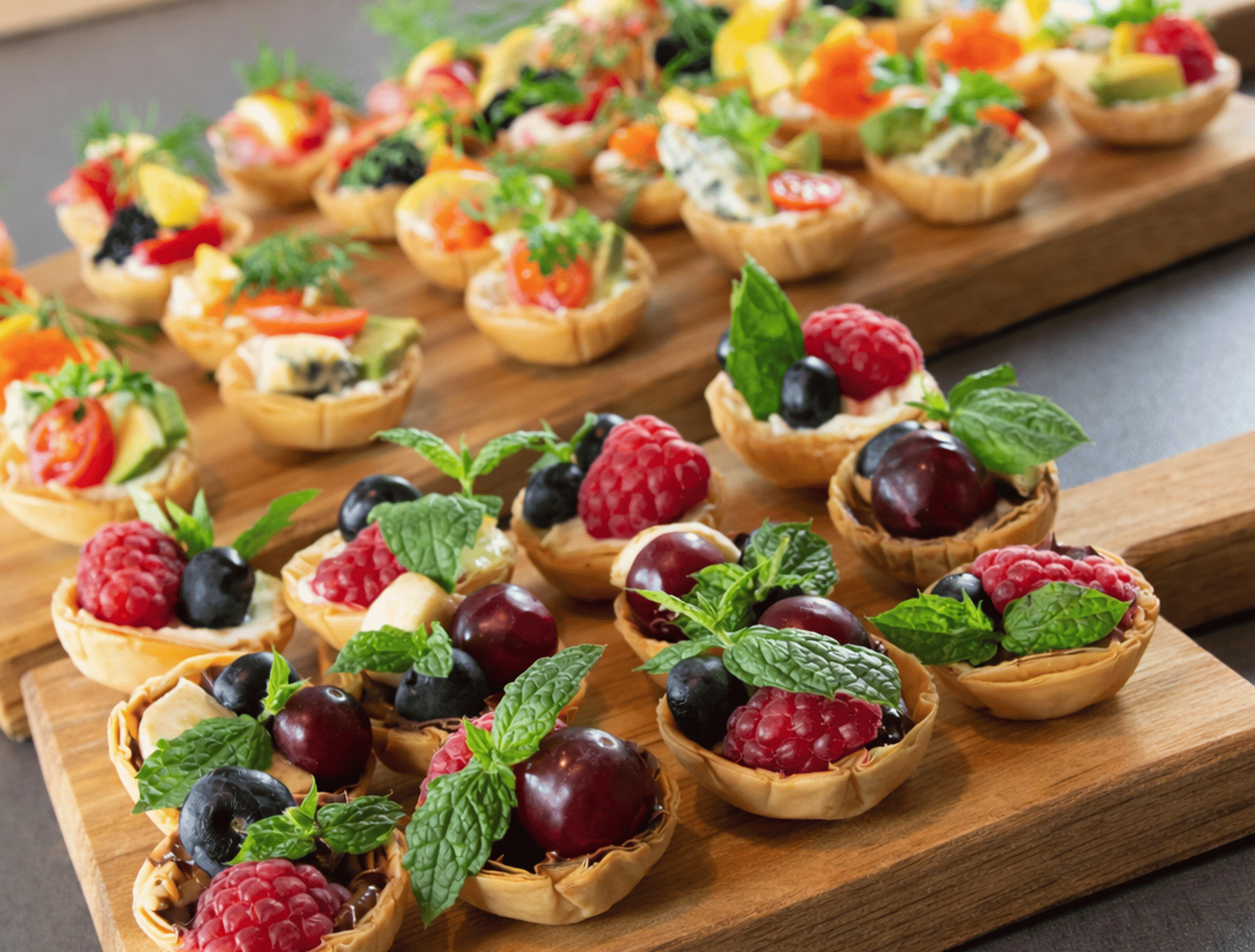 gray computer monitor