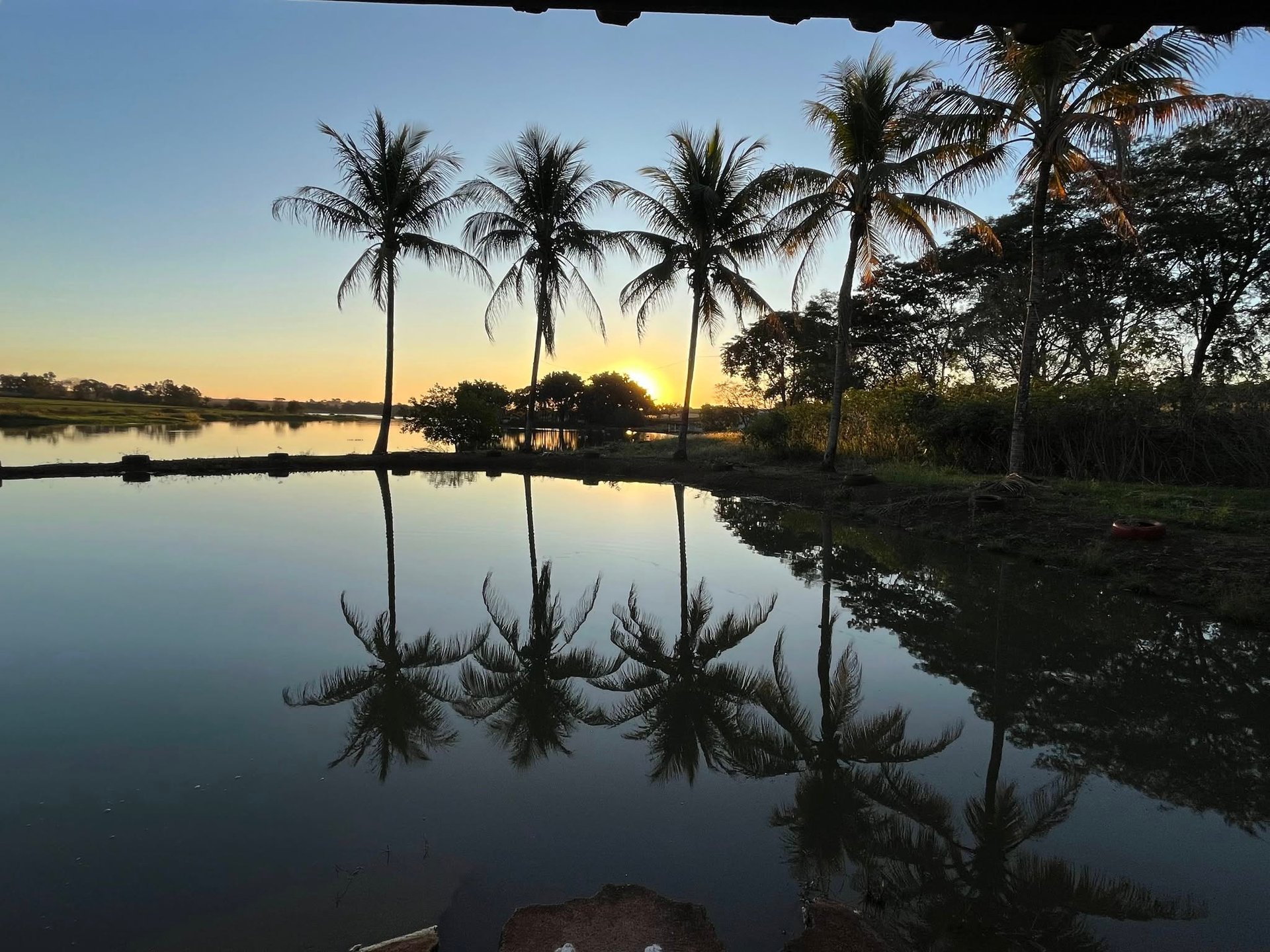 Área externa, piscina e rio do Rancho do Neneco - Rancho para alugar em Miguelópolis SP