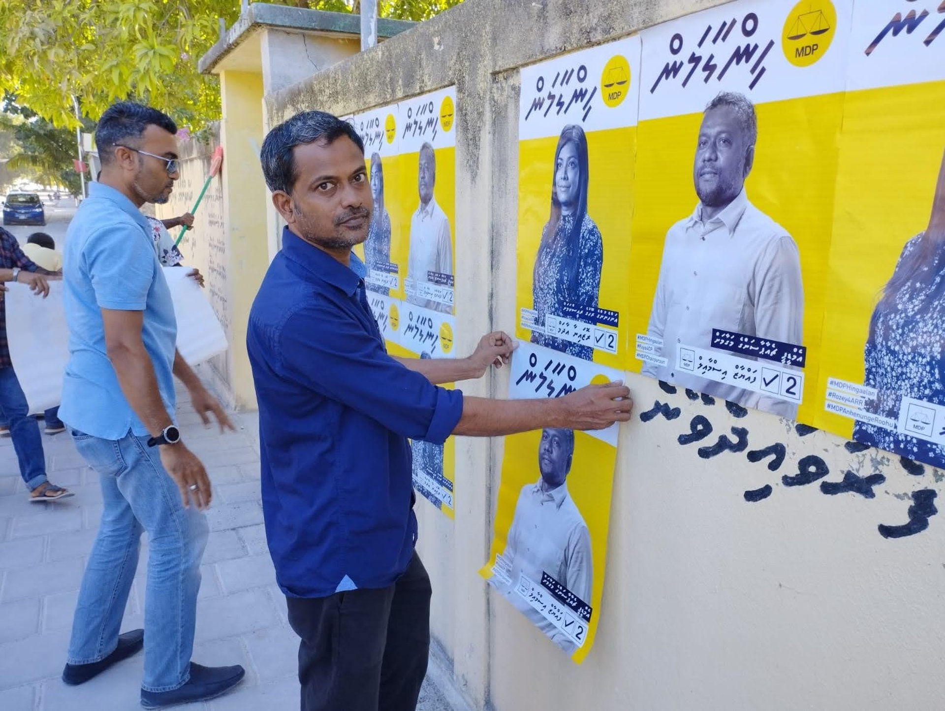 gray computer monitor