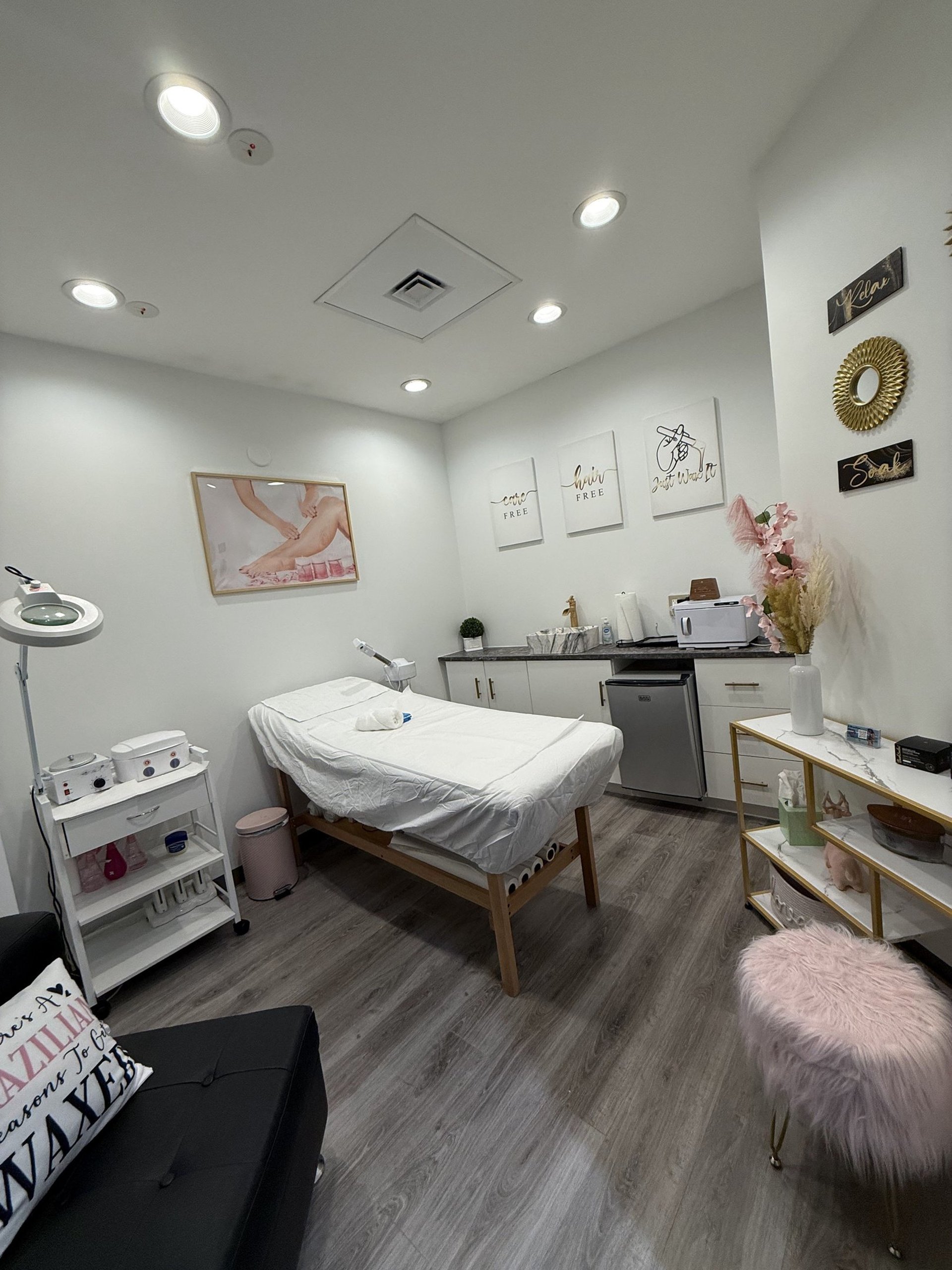 gray computer monitor