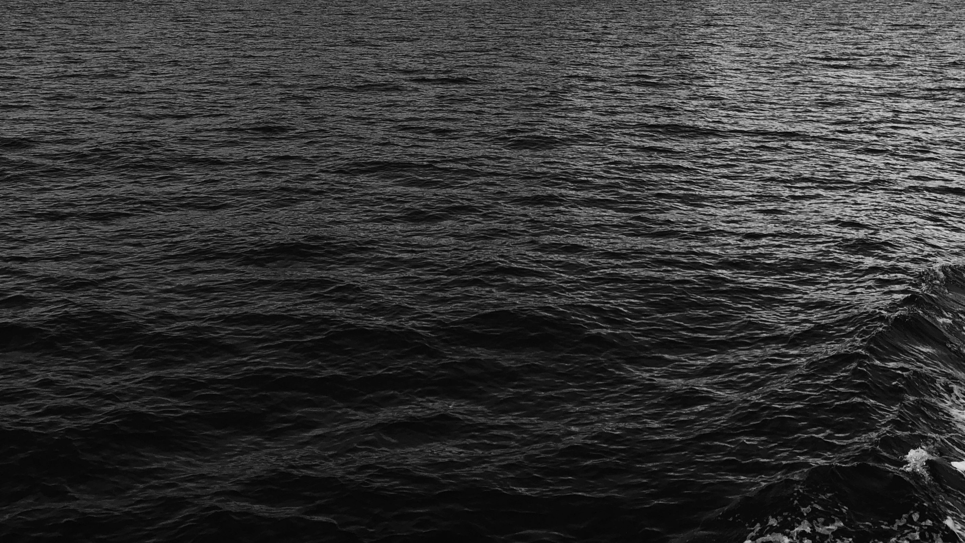 ocean wave in shallow focus lens