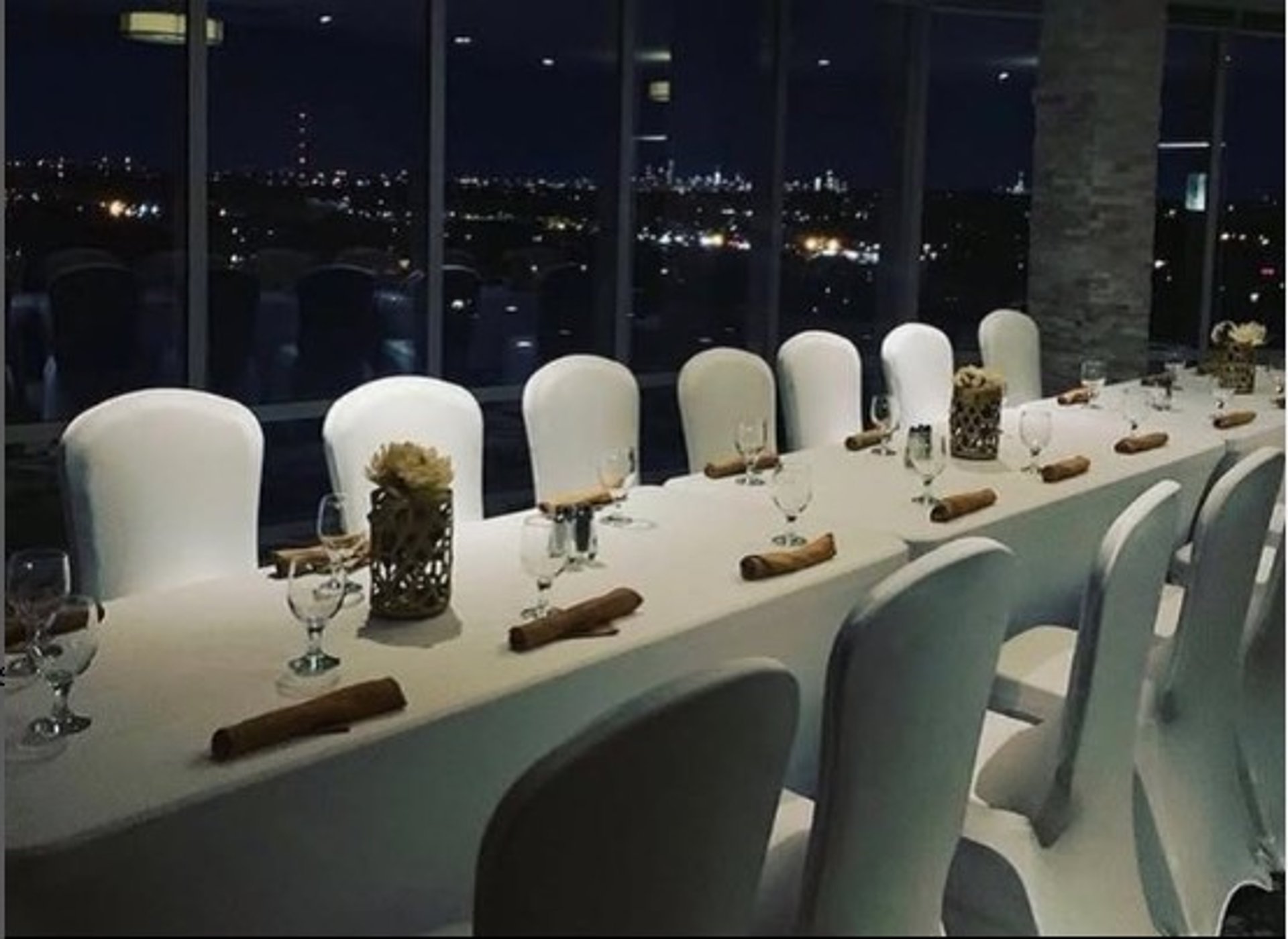 gray computer monitor