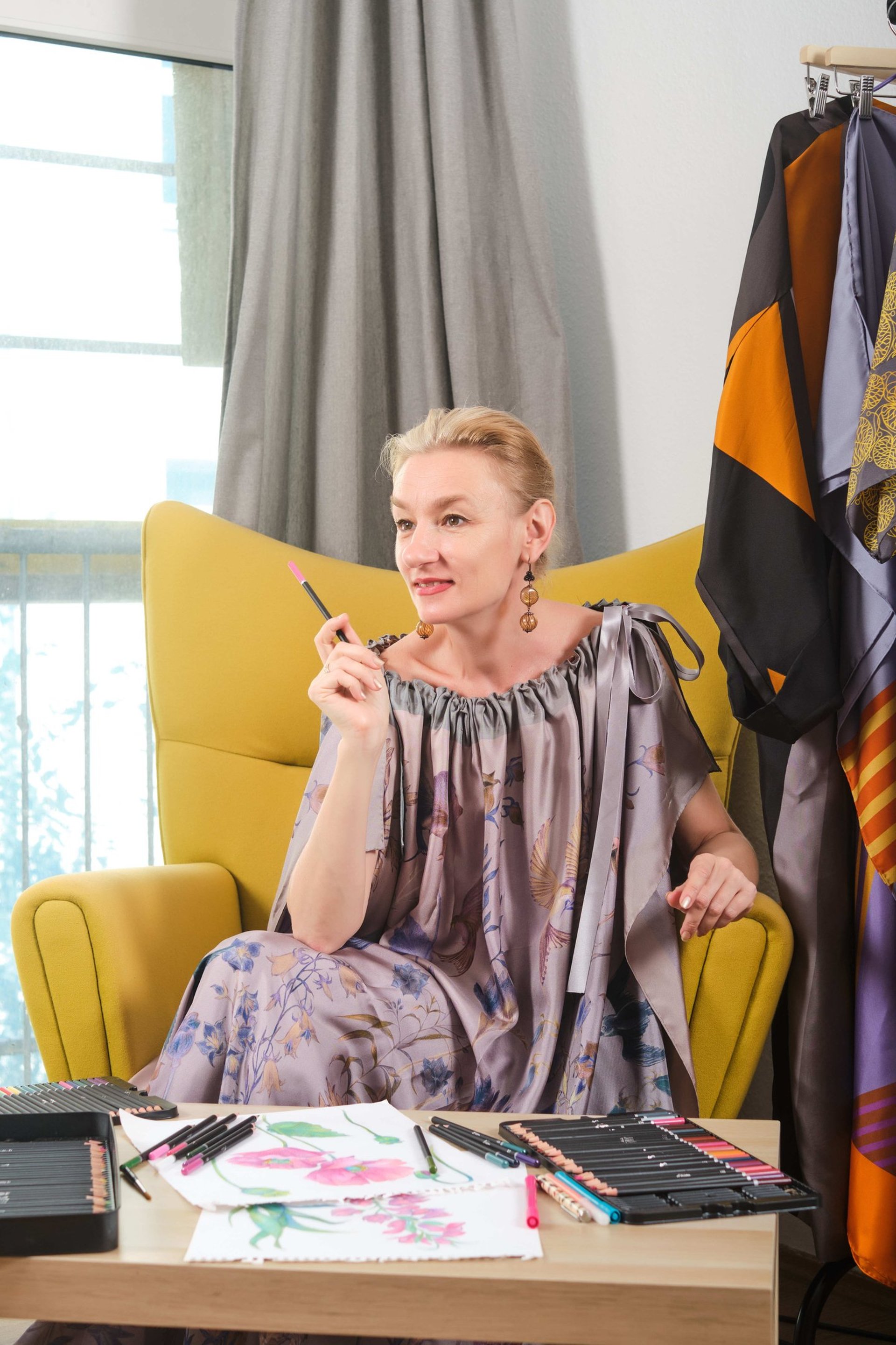 gray computer monitor