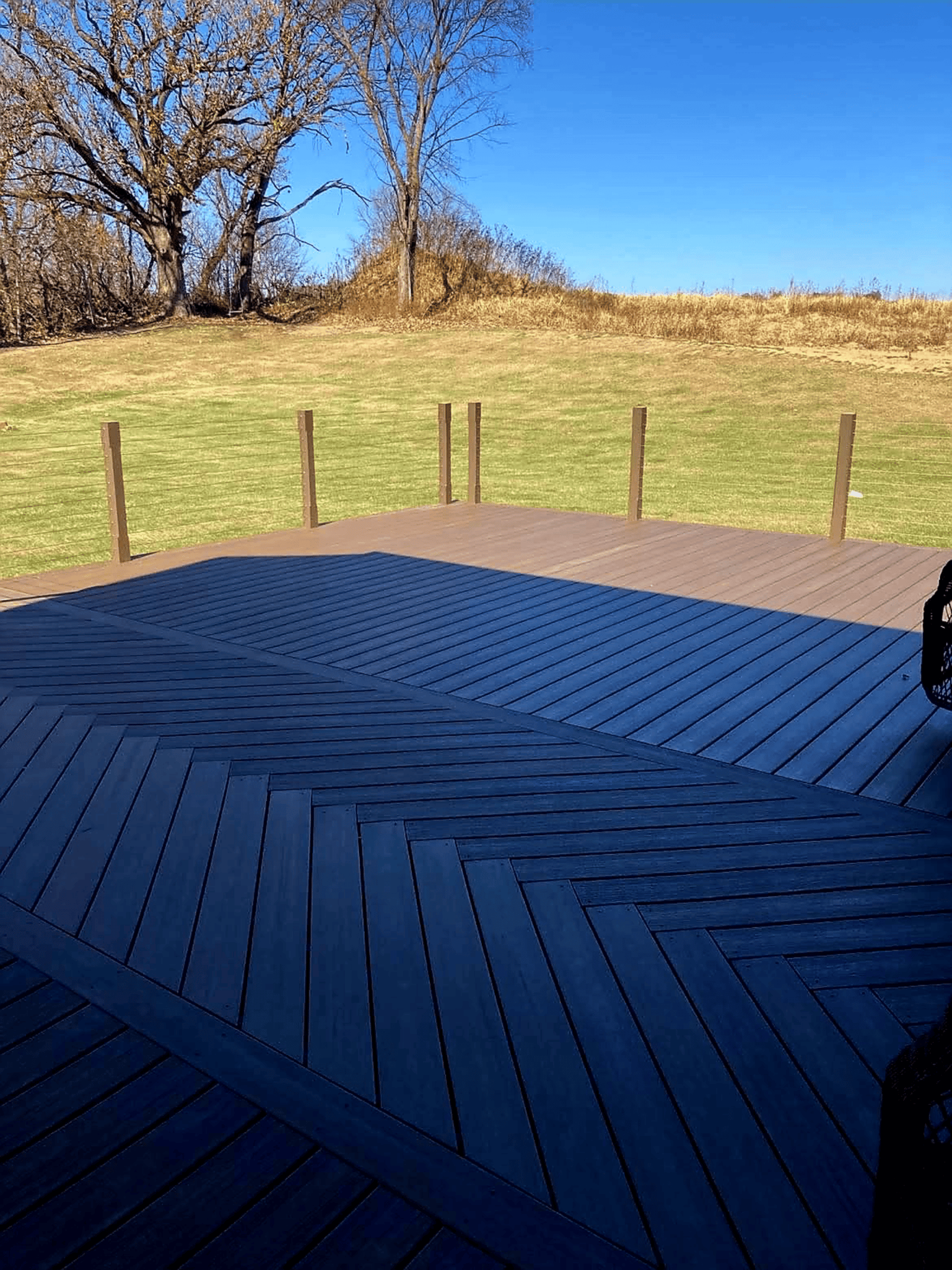 gray computer monitor