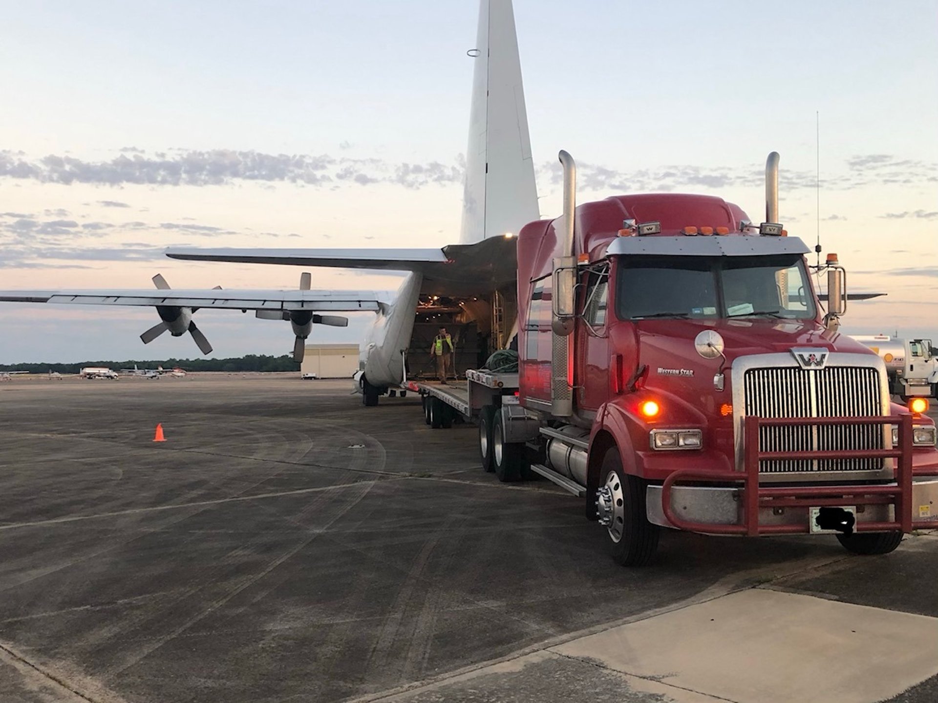 gray computer monitor