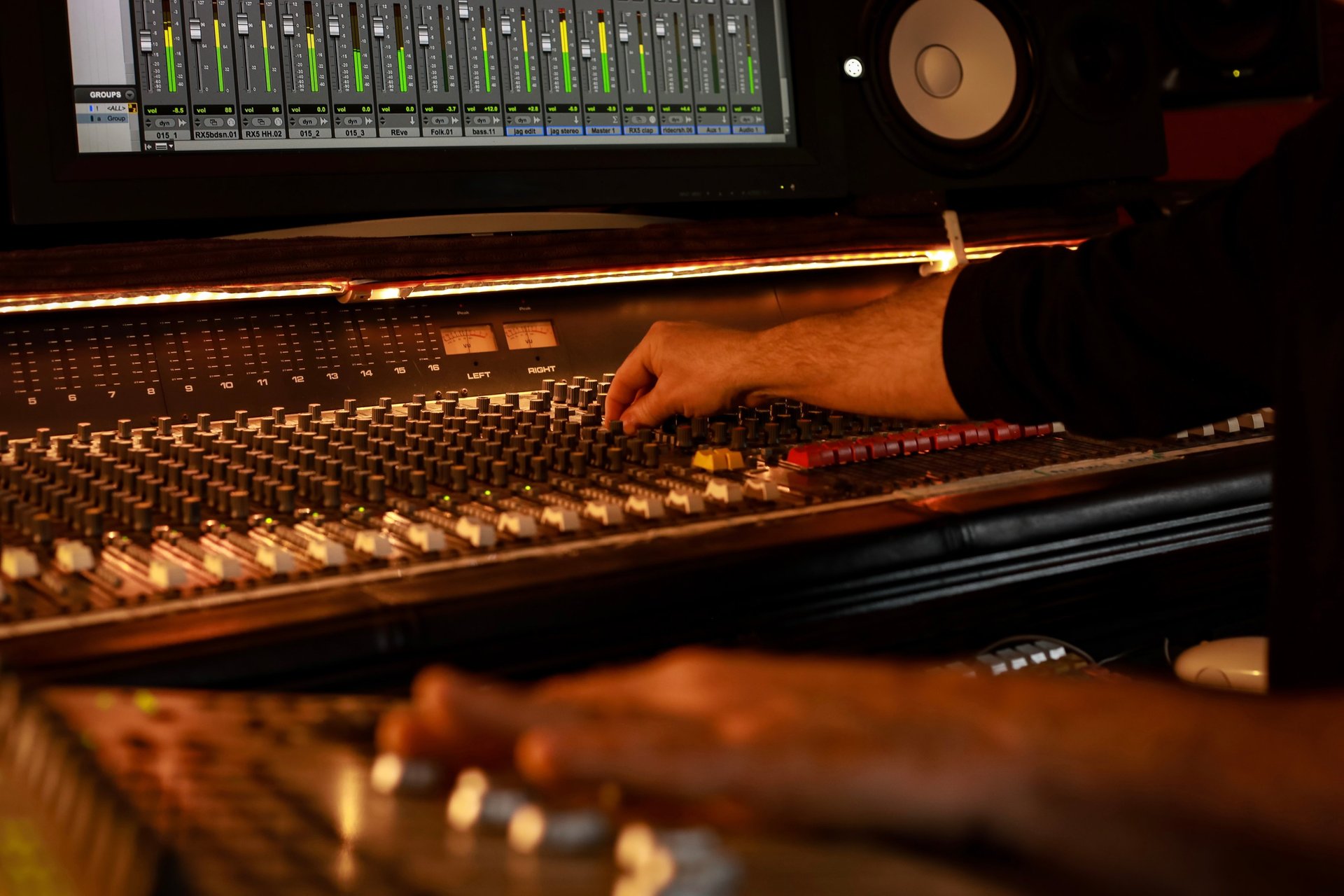 gray computer monitor