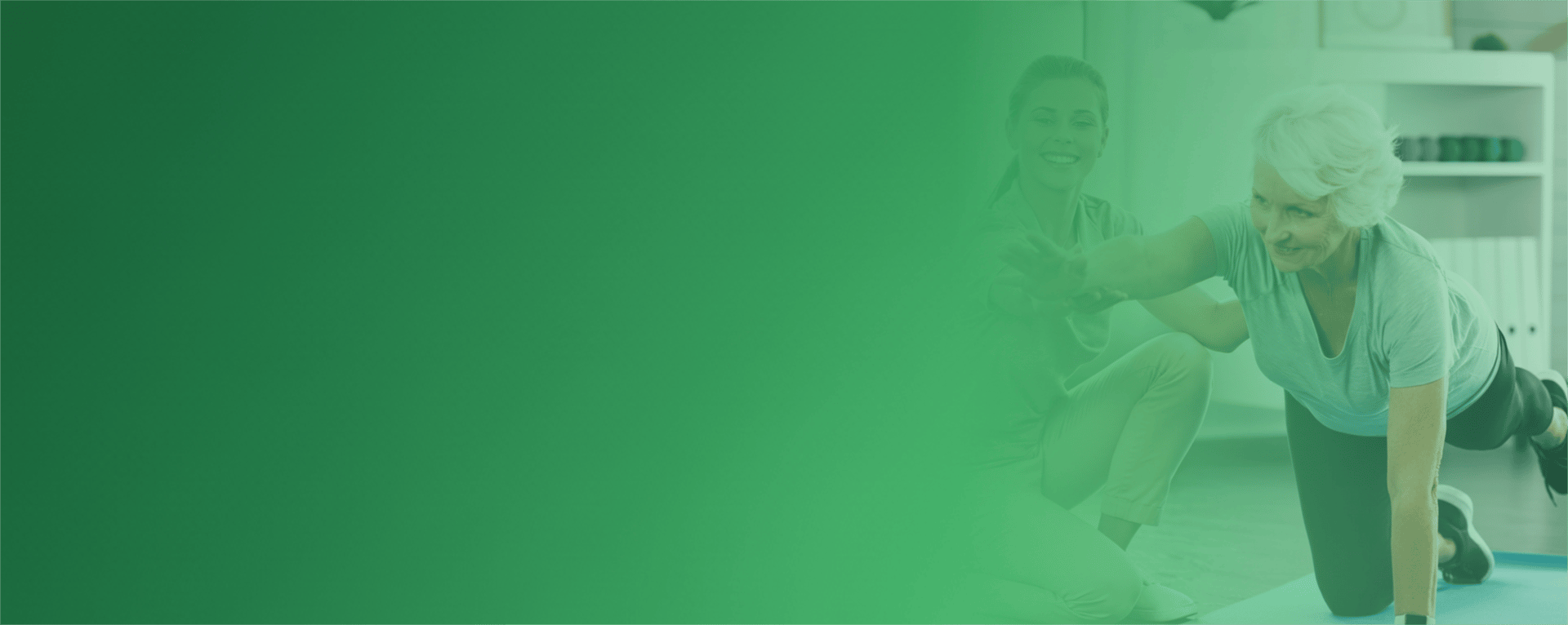 Fundo de seção com fisioterapeuta auxiliando idosa em exercício de reabilitação na Clínica Lanna Moraes.