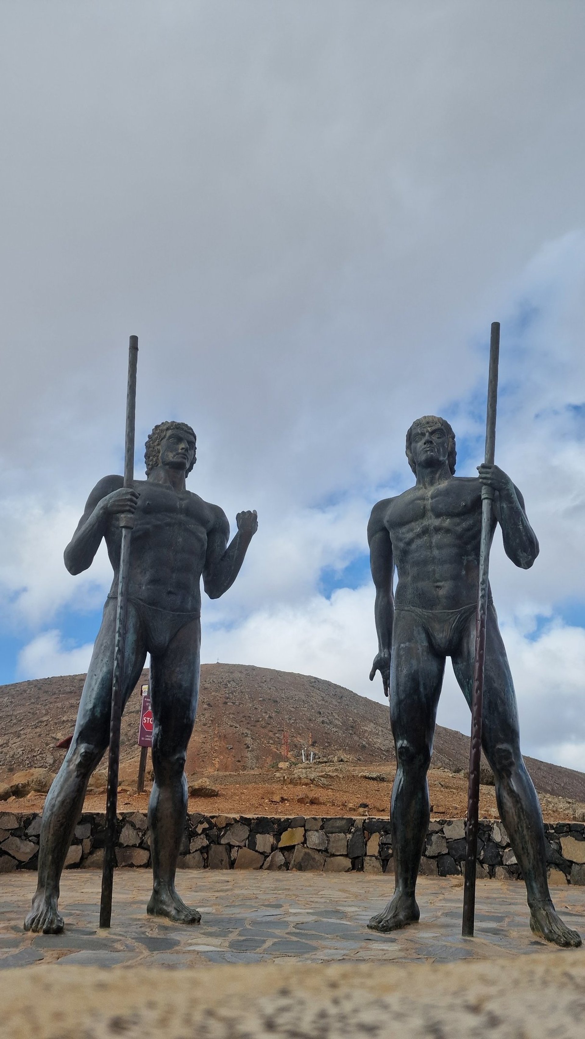 Guise e Ayose bronze statues