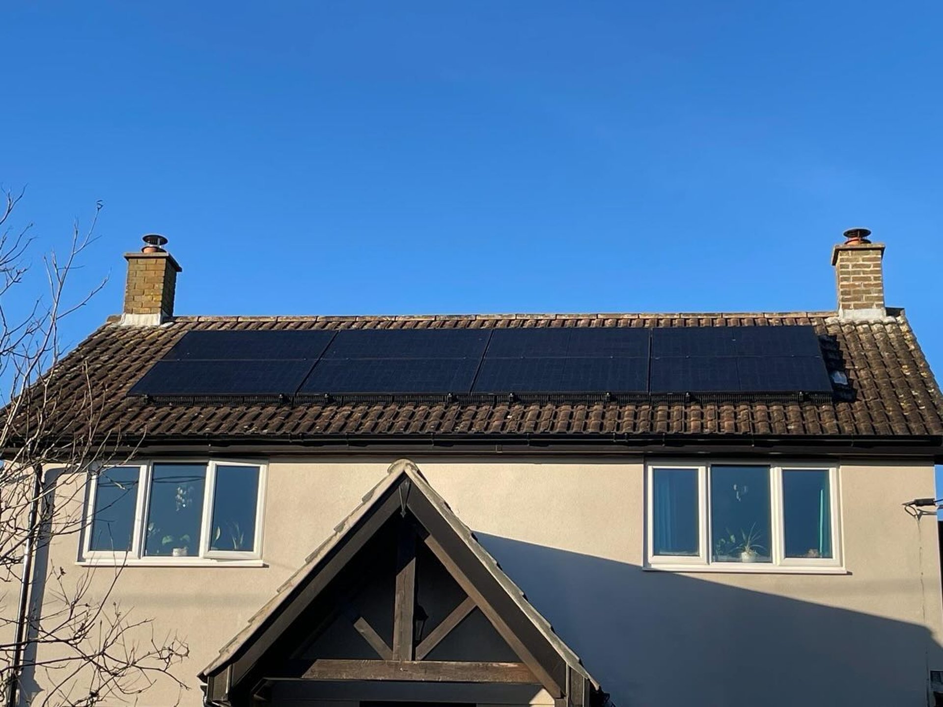 a air conditioner sitting on the side of a building