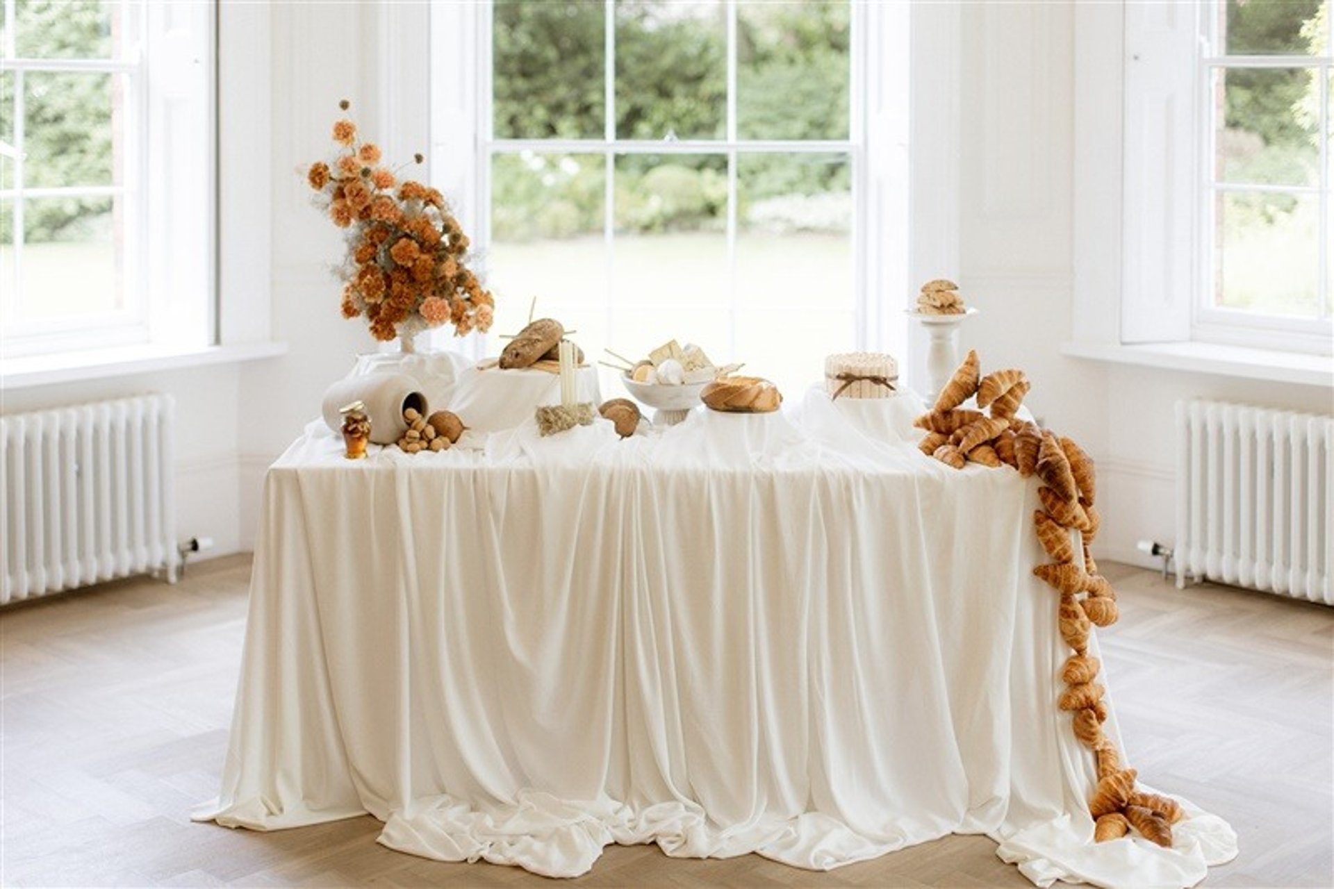 gray computer monitor