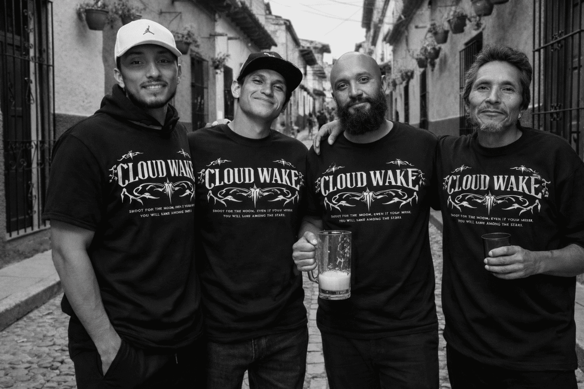 Familia, padre e hijos portando una playera de la marca Cloud Wake Wear 