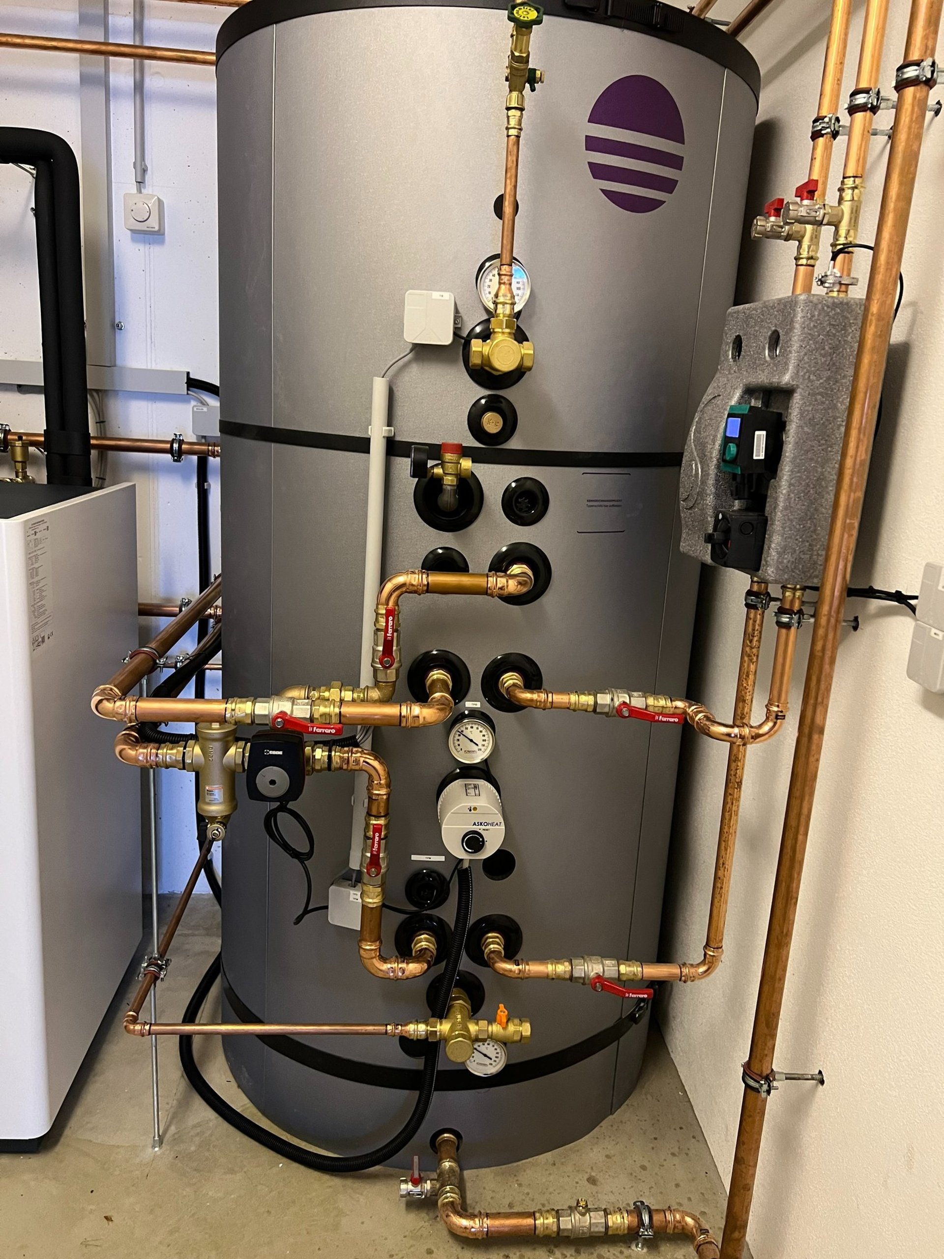 gray computer monitor