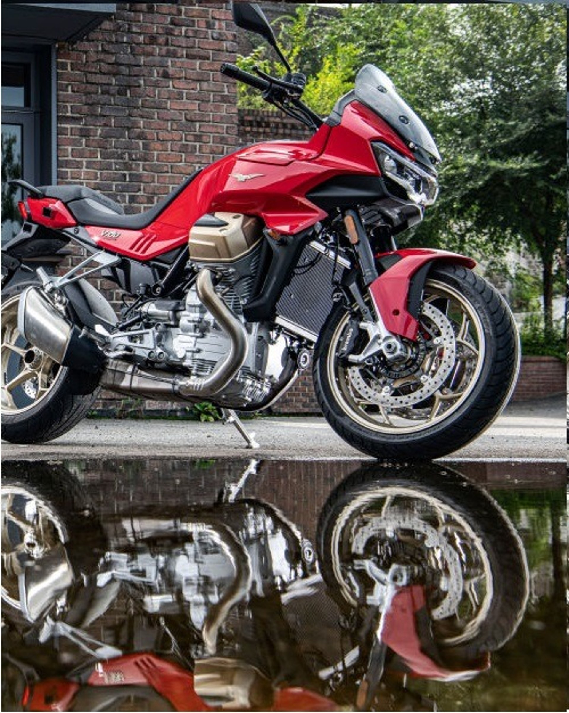 gray computer monitor