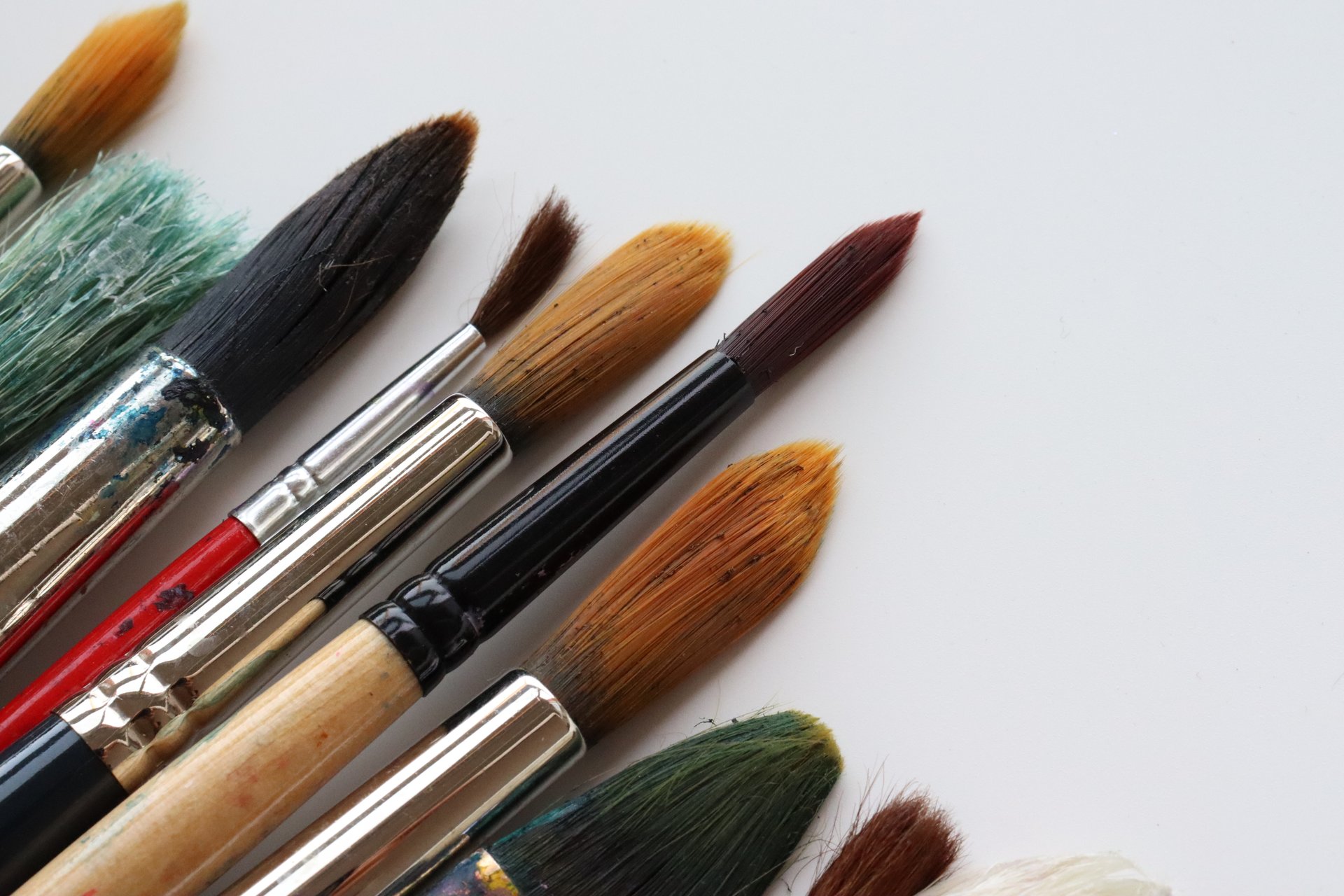 gray computer monitor