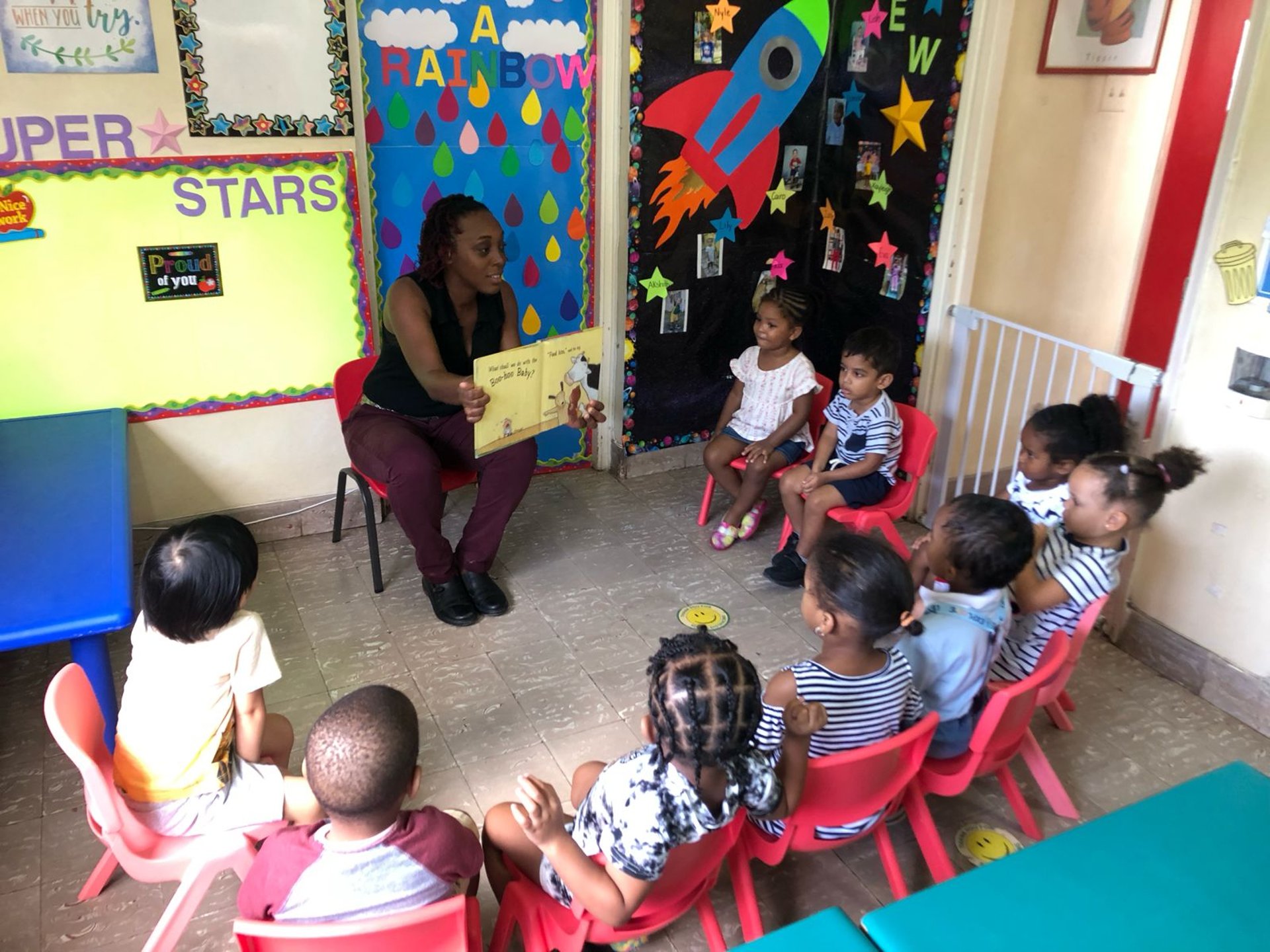 gray computer monitor