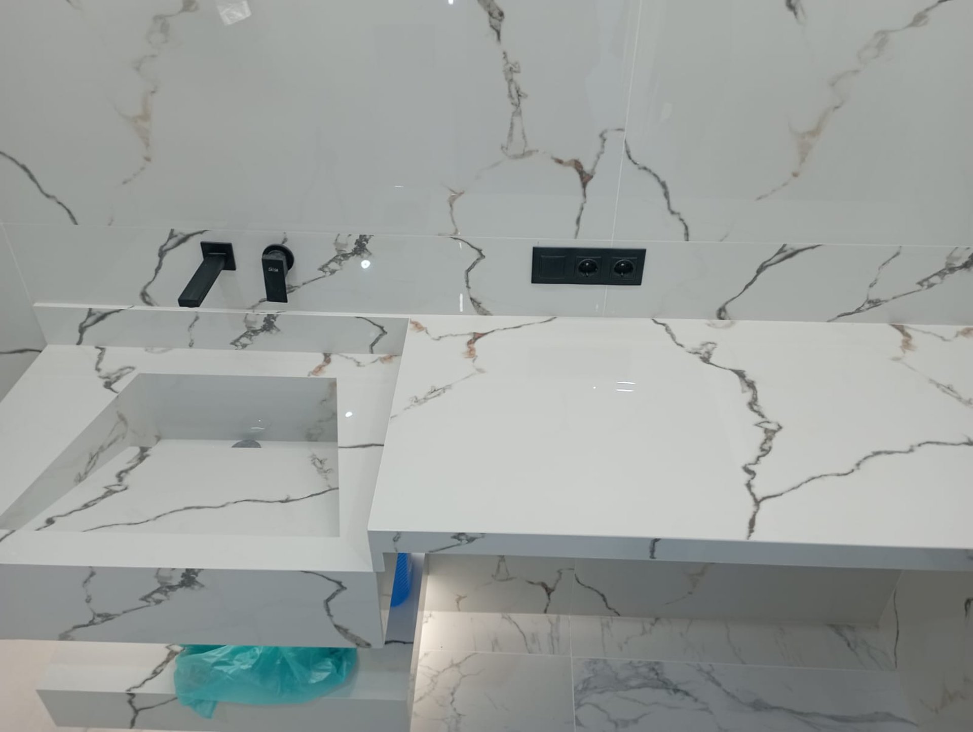 gray computer monitor