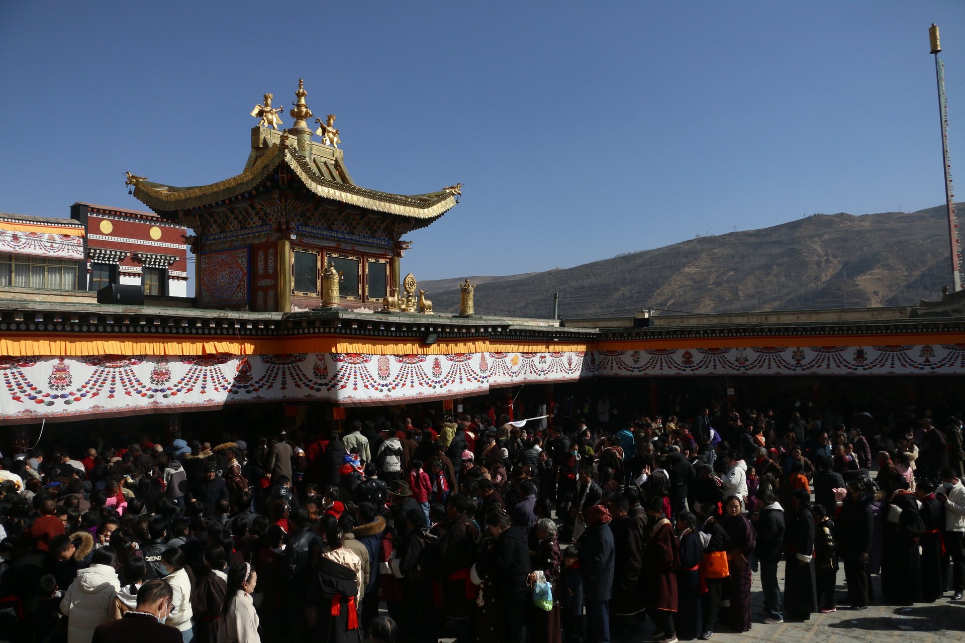 black and white bed linen