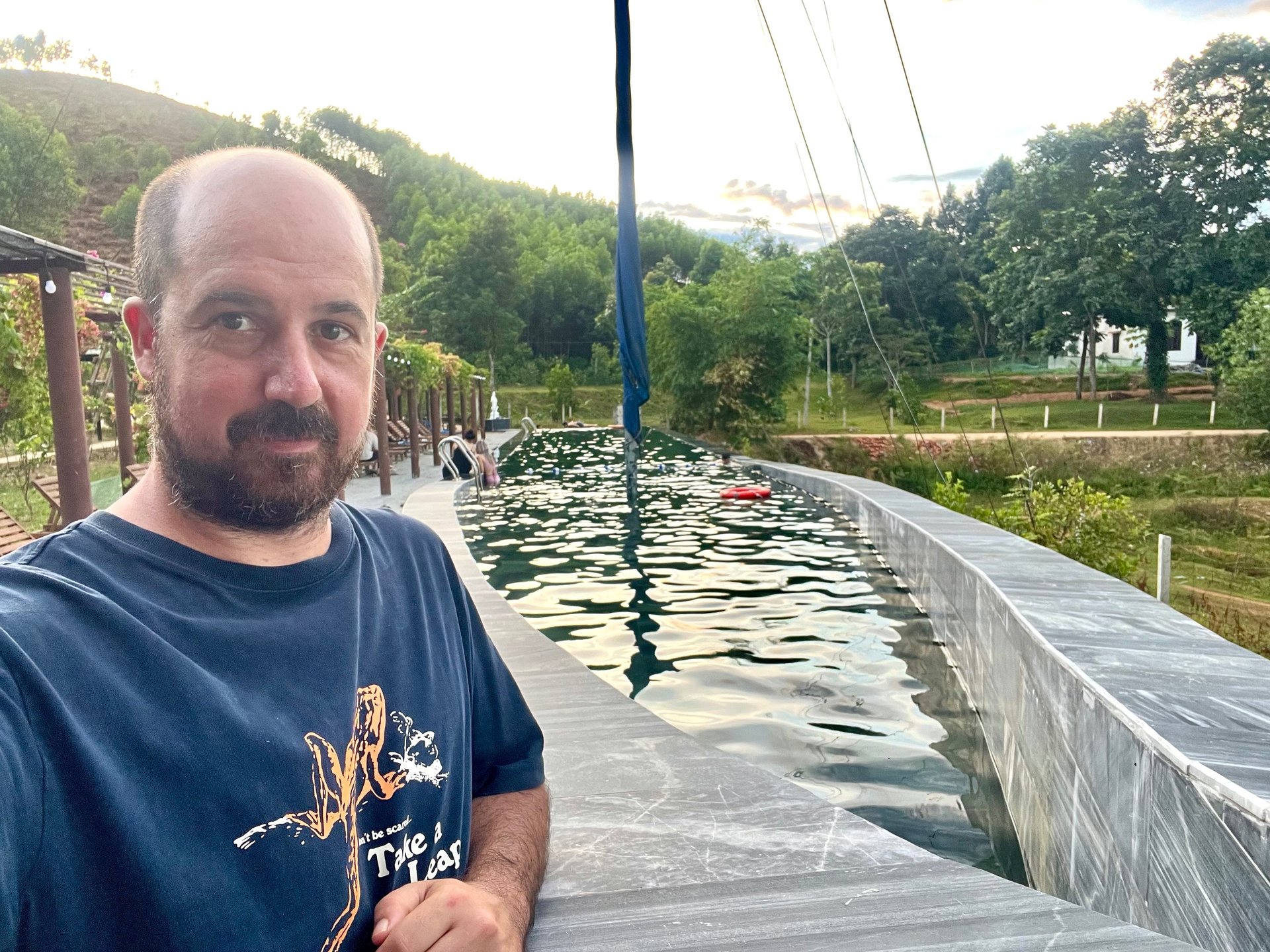 gray computer monitor