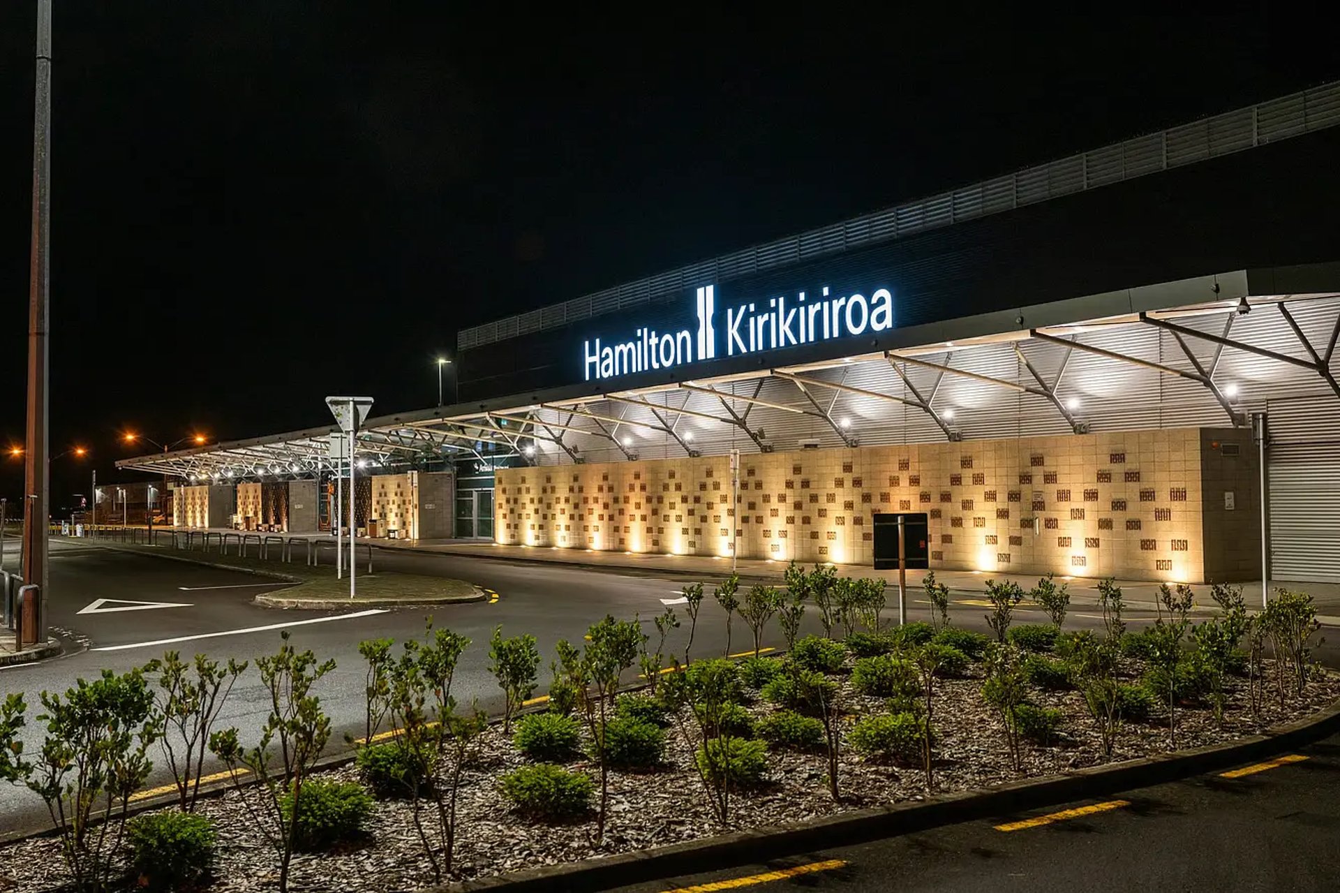 Luxury Hamilton airport transfer service to Toronto Pearson Airport